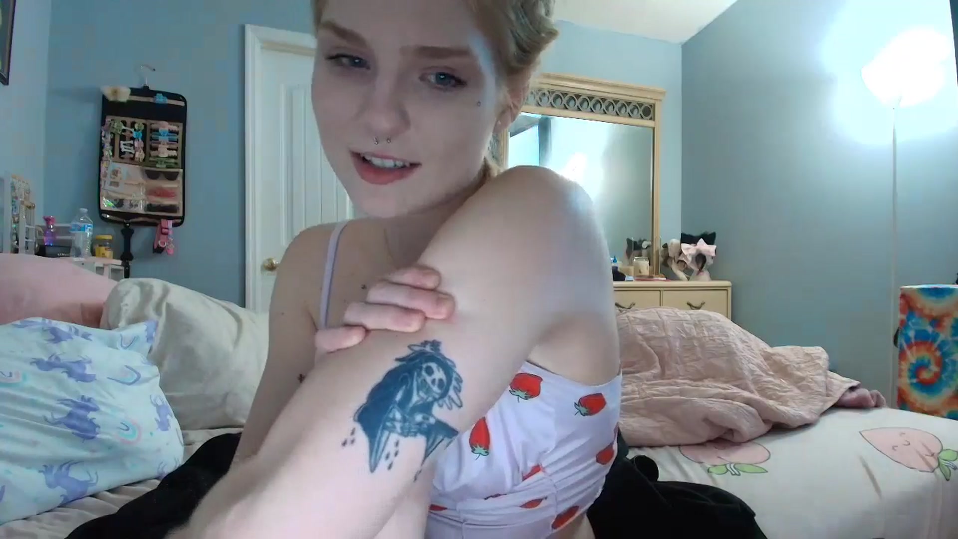 Gallery image thumbnail from DuckChan0's myfreecams stream on, 01/05/2025, 23:31 image 19 of 20