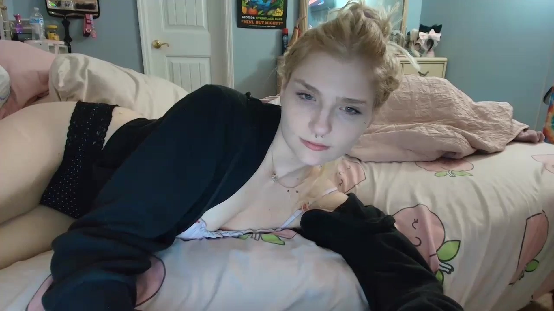 Gallery image thumbnail from DuckChan0's myfreecams stream on, 01/05/2025, 23:31 image 14 of 20