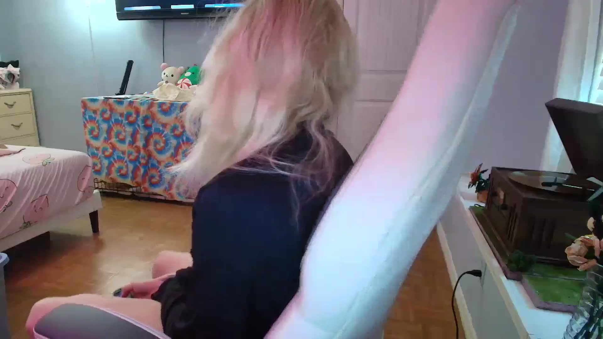 Gallery image thumbnail from DuckChan0's myfreecams stream on, 01/06/2025, 17:23 image 8 of 20