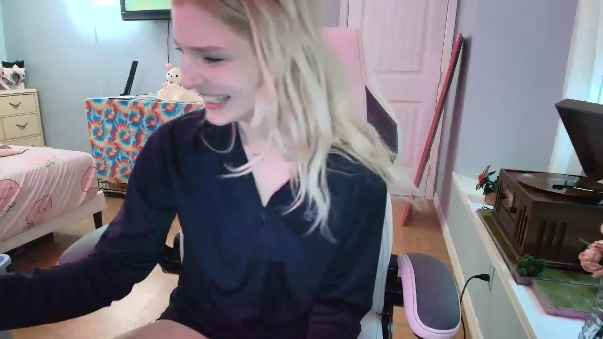 Gallery image thumbnail from DuckChan0's myfreecams stream on, 01/06/2025, 17:23 image 3 of 20