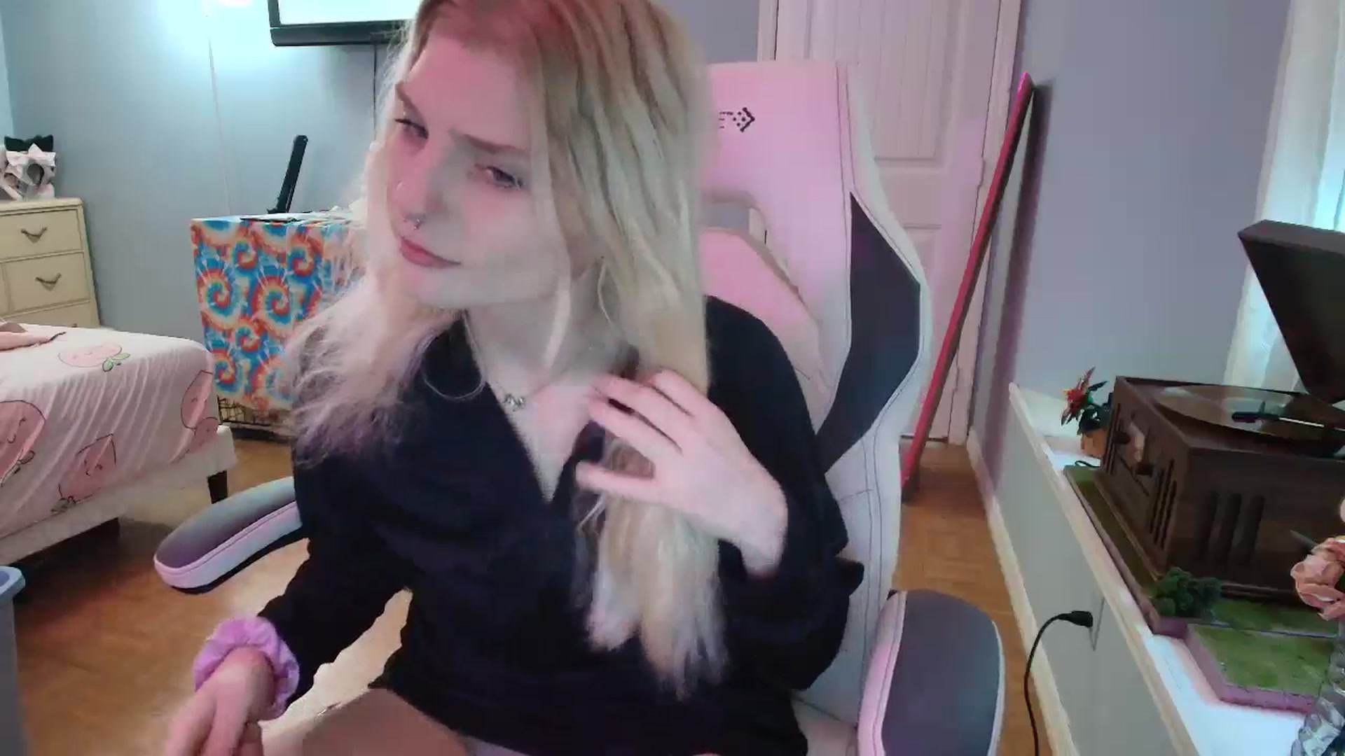 Gallery image thumbnail from DuckChan0's myfreecams stream on, 01/06/2025, 17:23 image 4 of 20