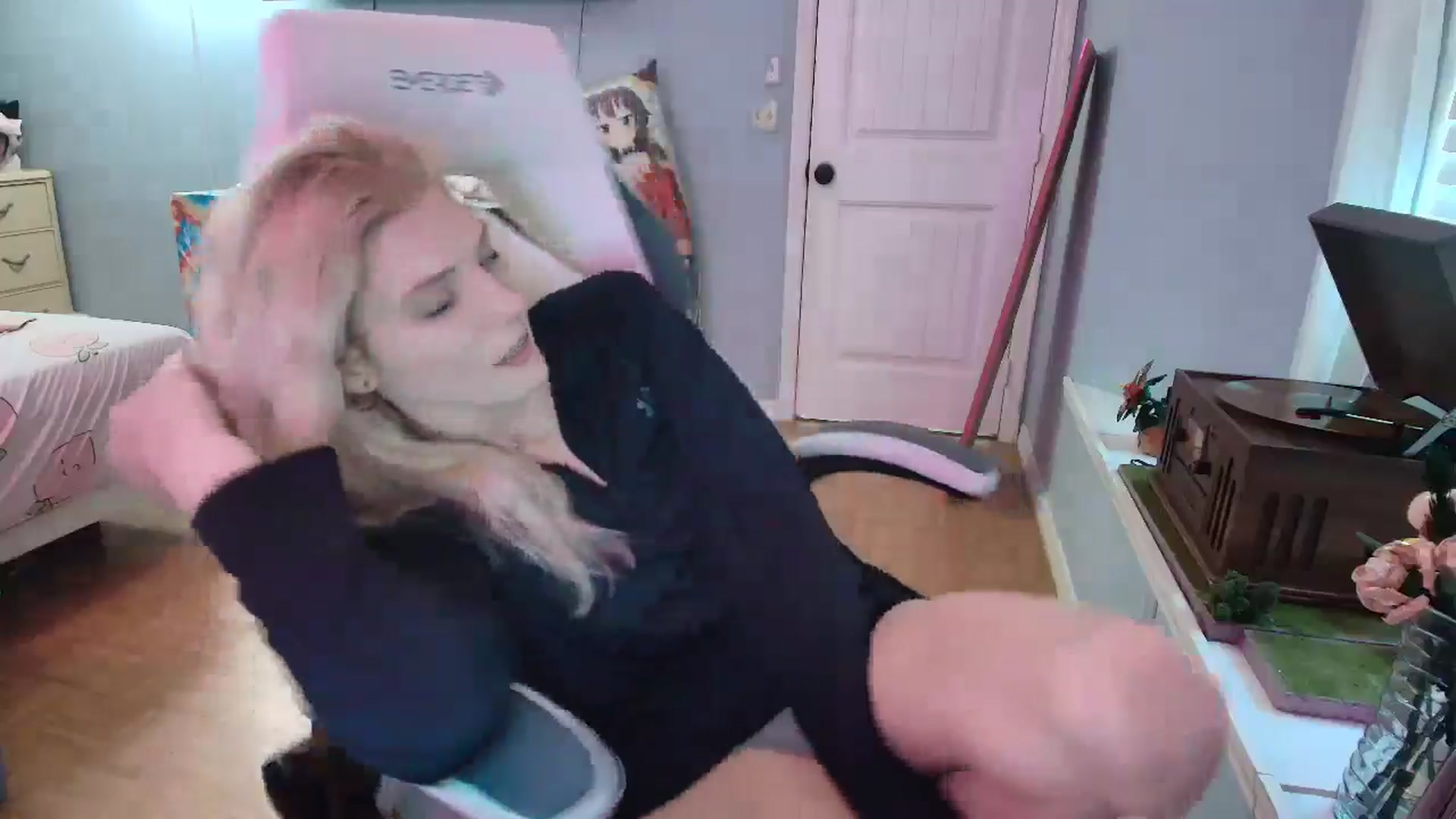 Gallery image thumbnail from DuckChan0's myfreecams stream on, 01/06/2025, 17:23 image 16 of 20