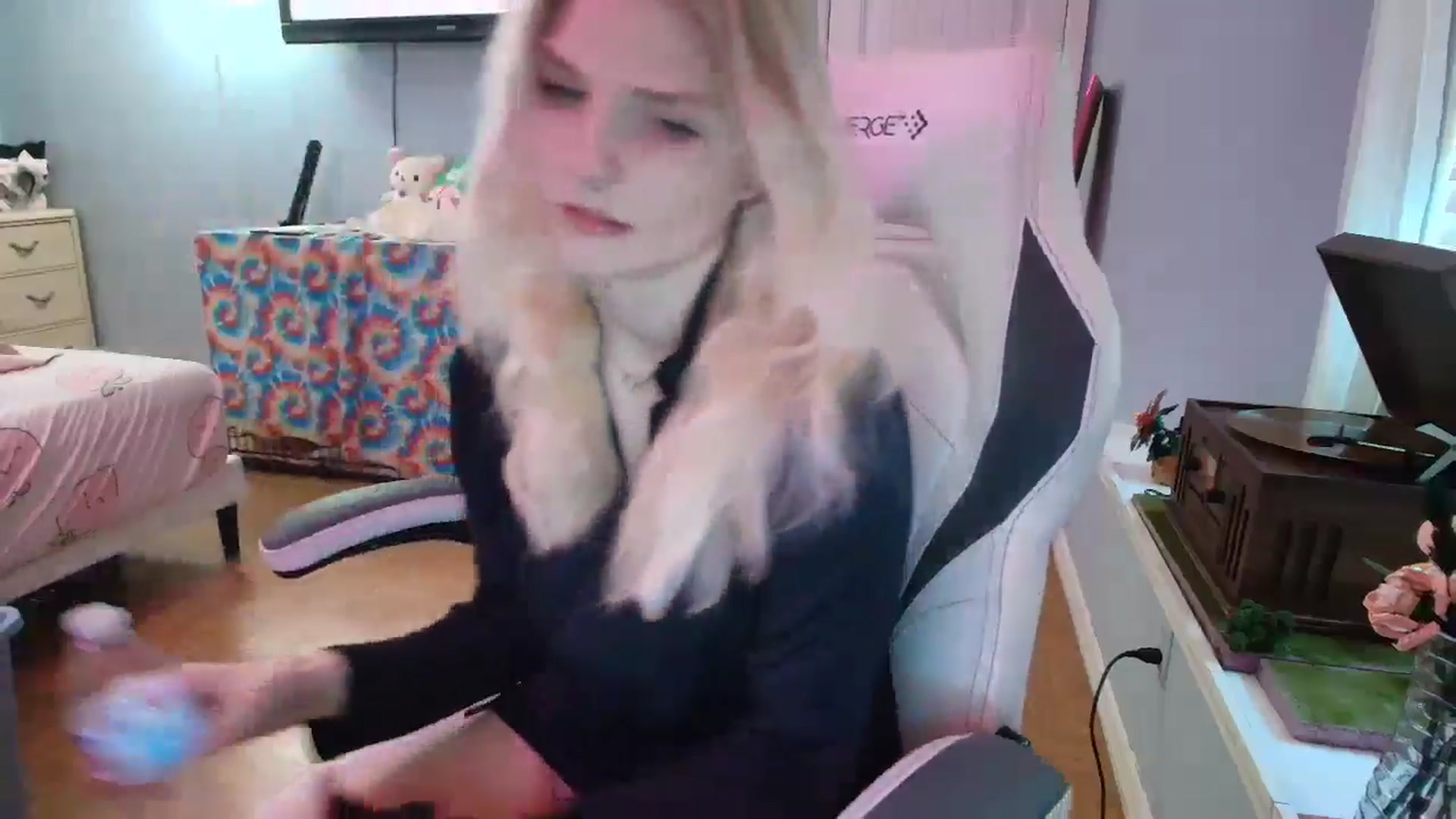 Gallery image thumbnail from DuckChan0's myfreecams stream on, 01/06/2025, 17:23 image 7 of 20