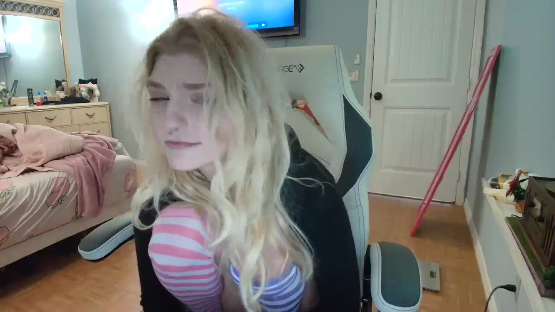Gallery image thumbnail from DuckChan0's myfreecams stream on, 01/09/2025, 15:01 image 15 of 20