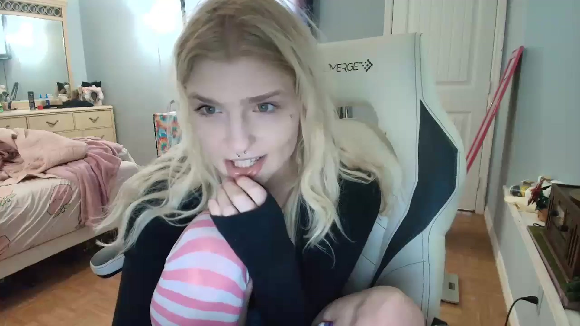 Gallery image thumbnail from DuckChan0's myfreecams stream on, 01/09/2025, 15:01 image 13 of 20