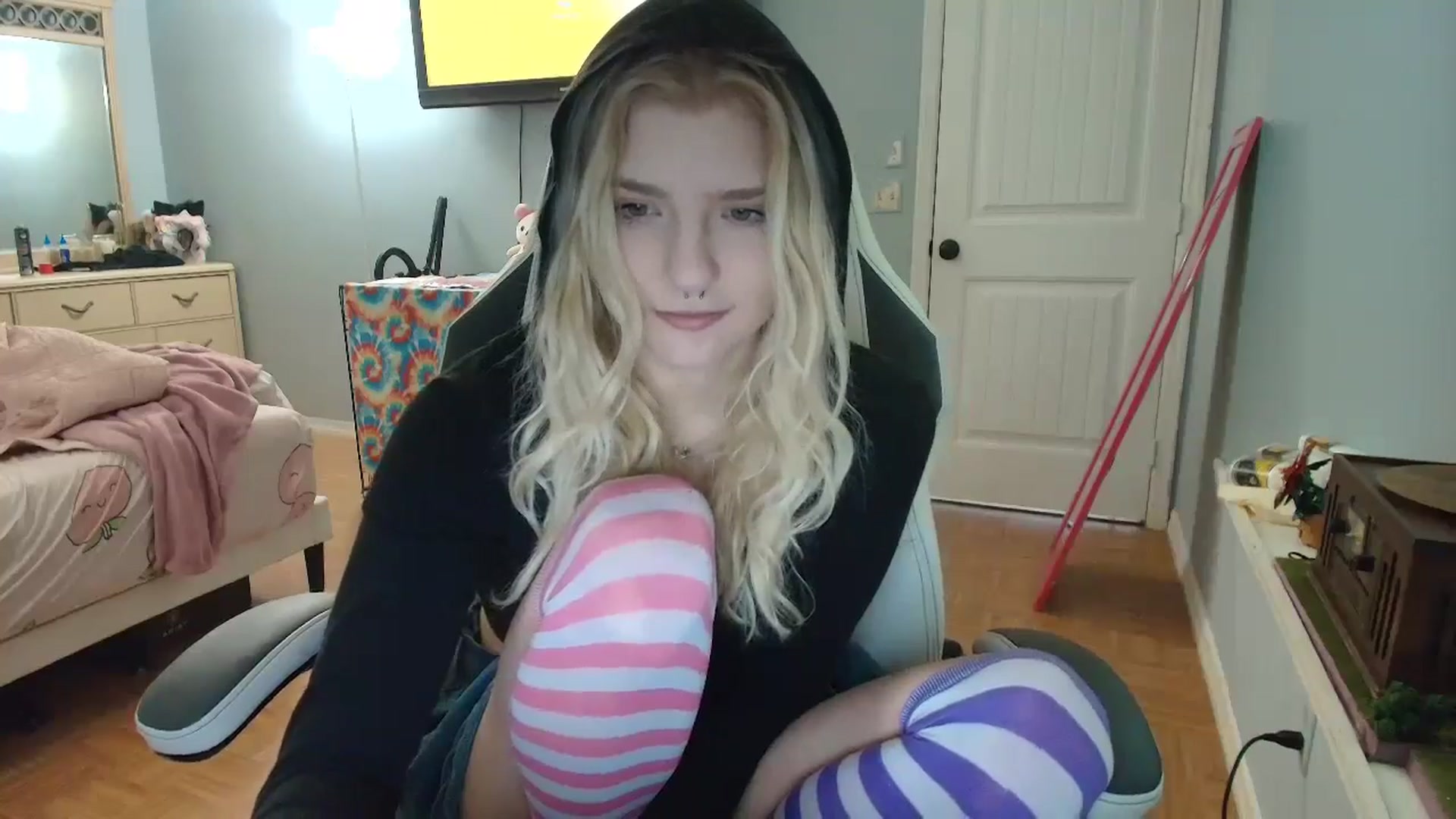 Gallery image thumbnail from DuckChan0's myfreecams stream on, 01/09/2025, 15:01 image 6 of 20