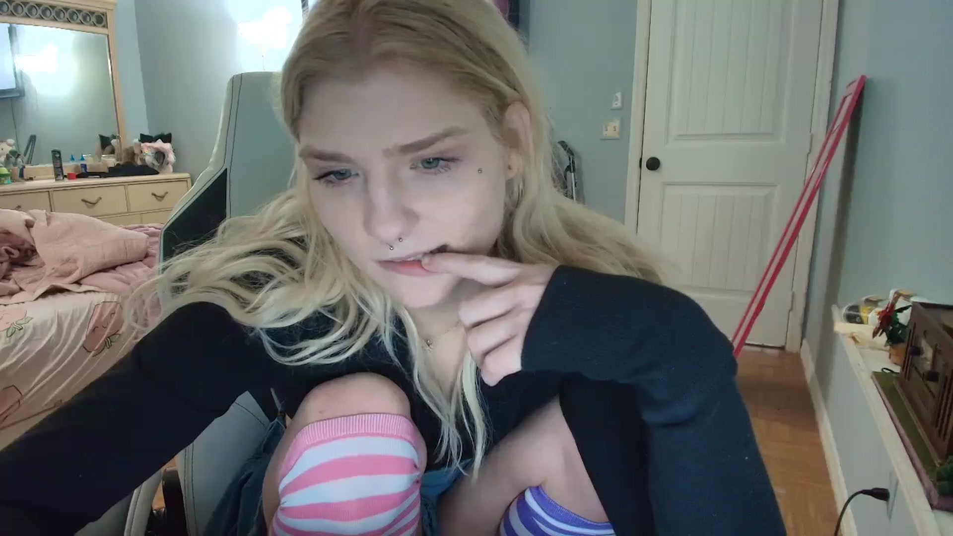 Gallery image thumbnail from DuckChan0's myfreecams stream on, 01/09/2025, 15:01 image 16 of 20
