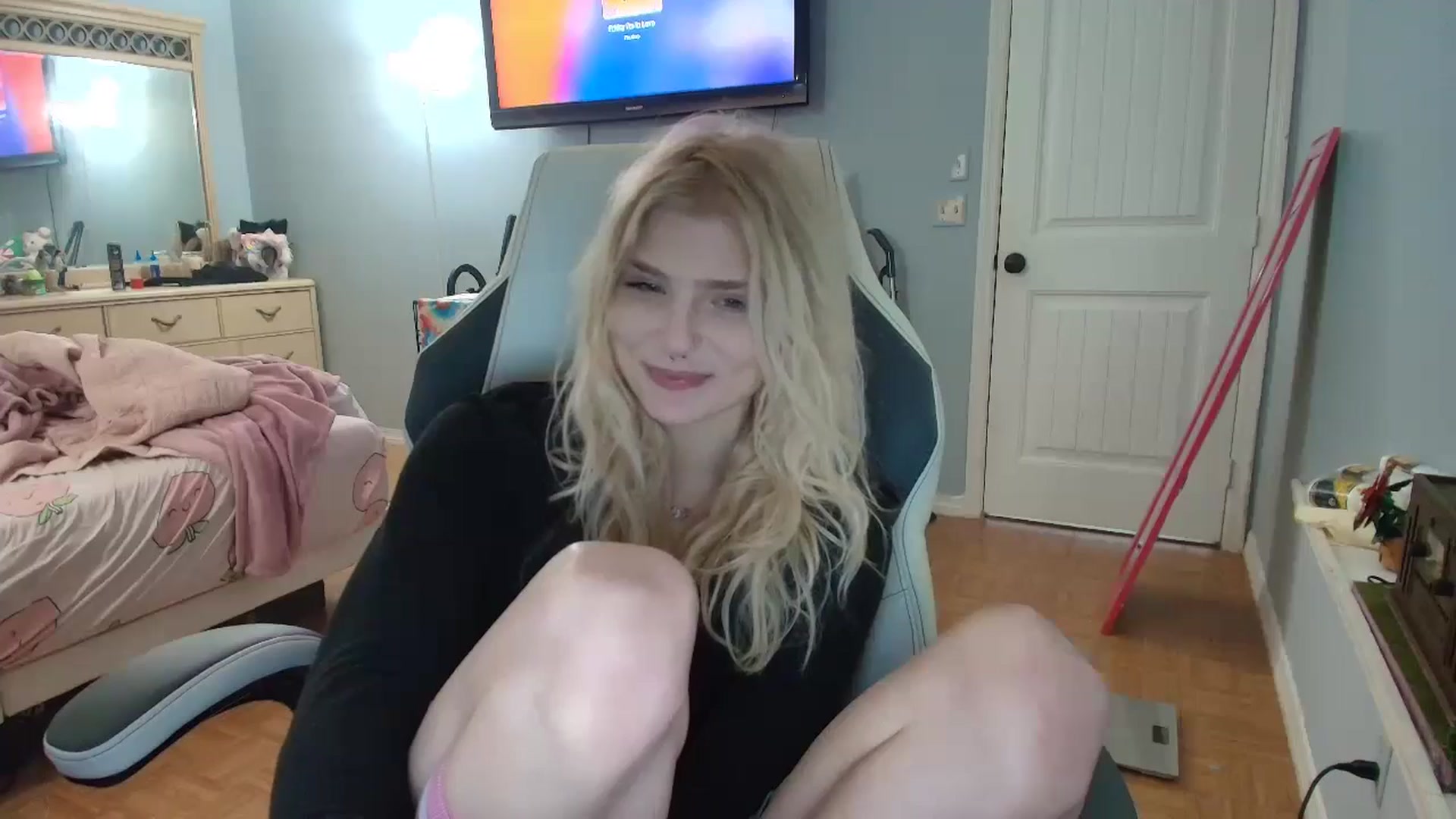 Gallery image thumbnail from DuckChan0's myfreecams stream on, 01/09/2025, 15:37 image 19 of 20