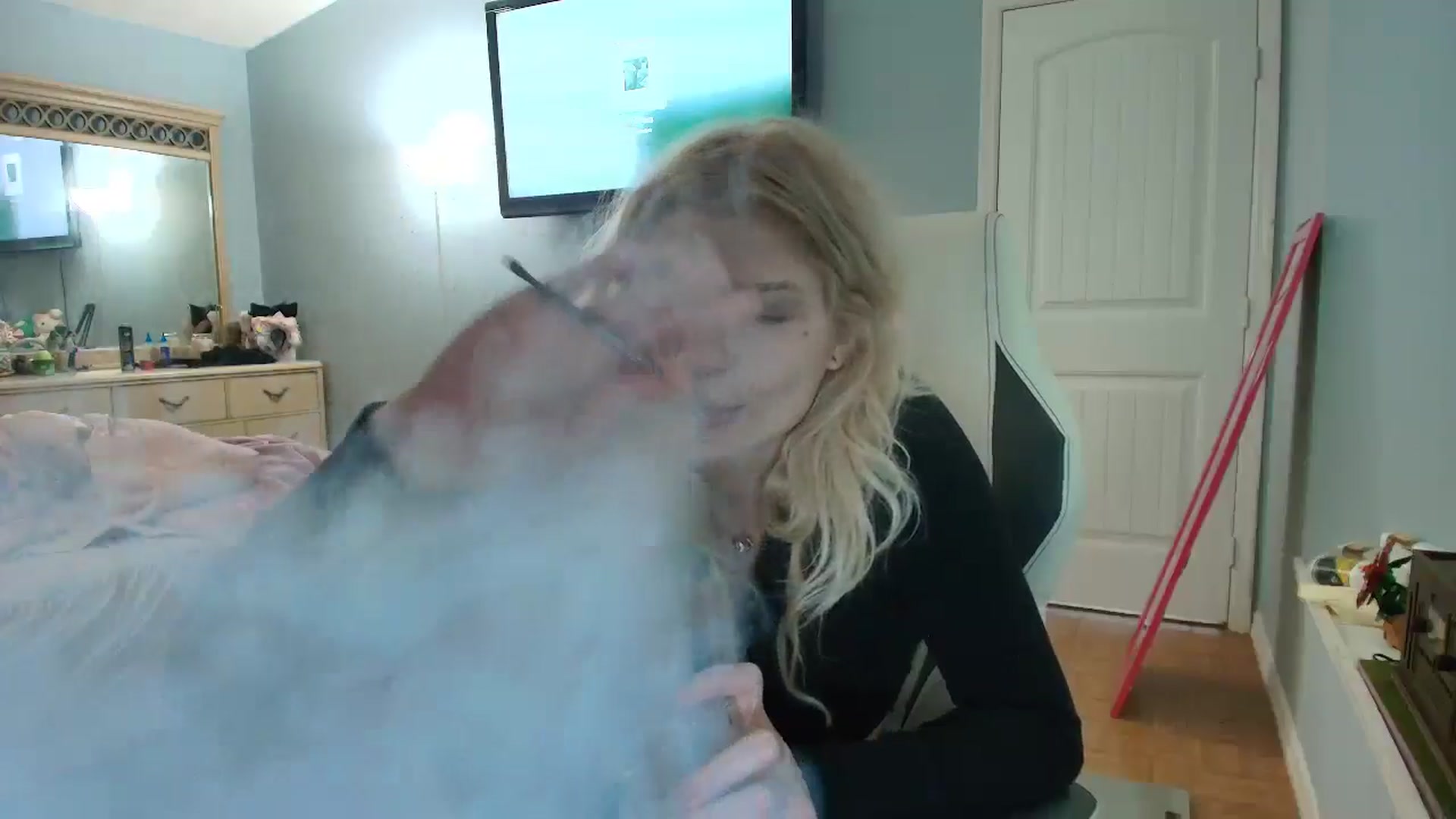 Gallery image thumbnail from DuckChan0's myfreecams stream on, 01/09/2025, 15:37 image 2 of 20