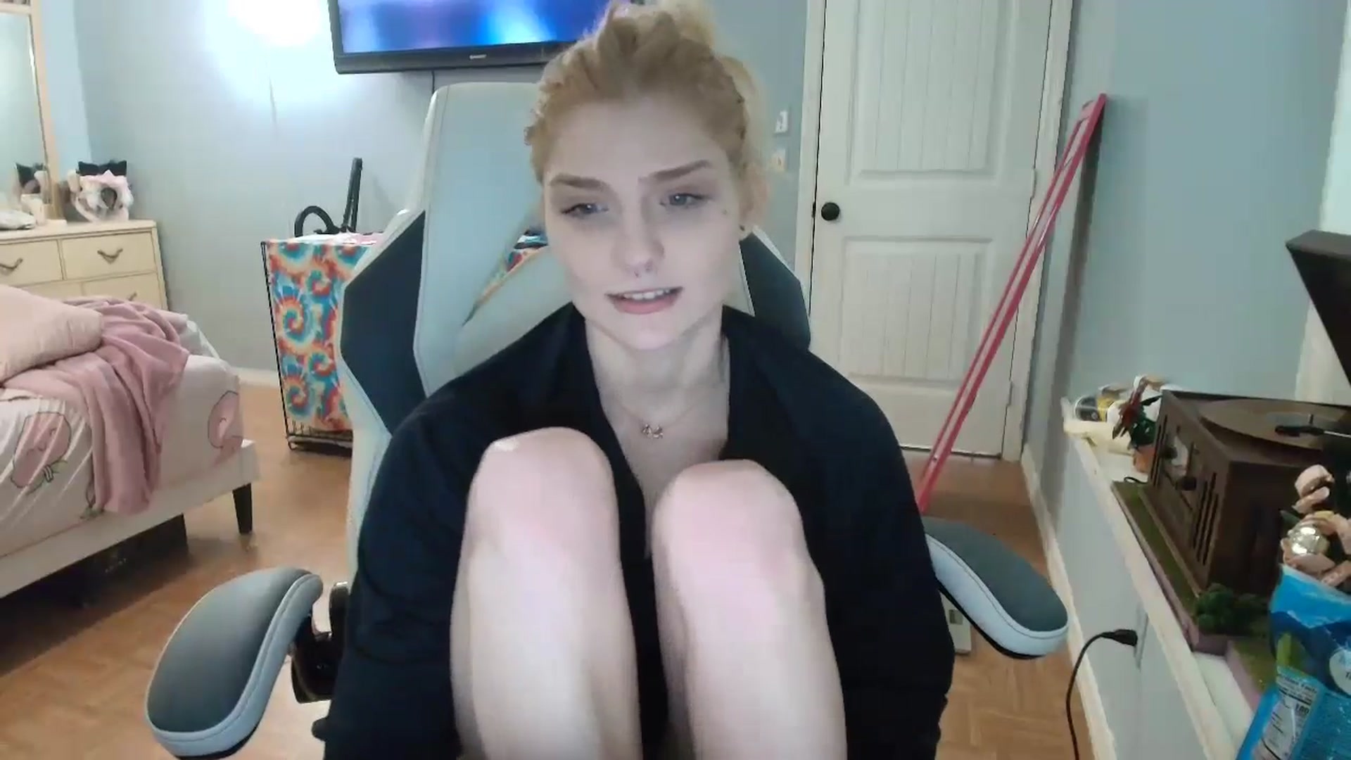 Gallery image thumbnail from DuckChan0's myfreecams stream on, 01/09/2025, 16:30 image 8 of 20