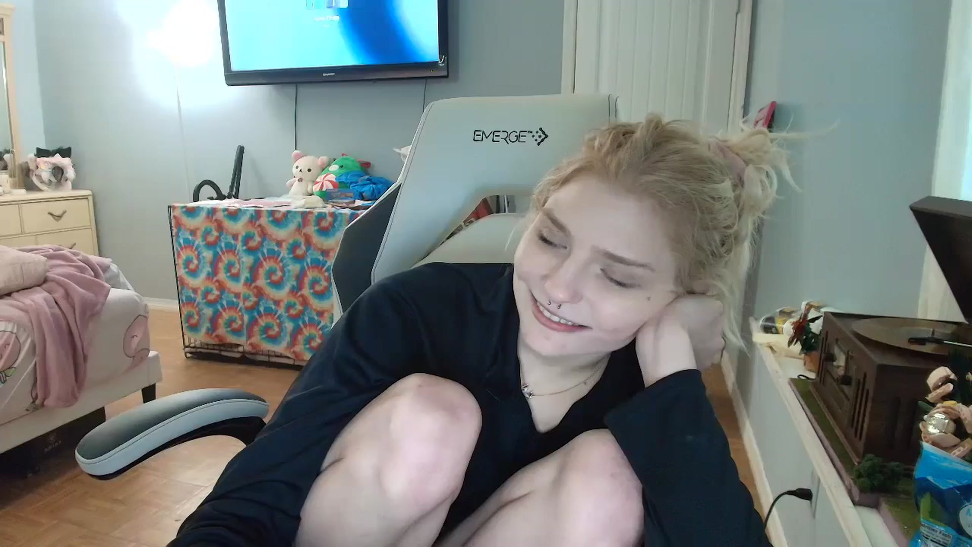 Gallery image thumbnail from DuckChan0's myfreecams stream on, 01/09/2025, 17:23 image 20 of 20
