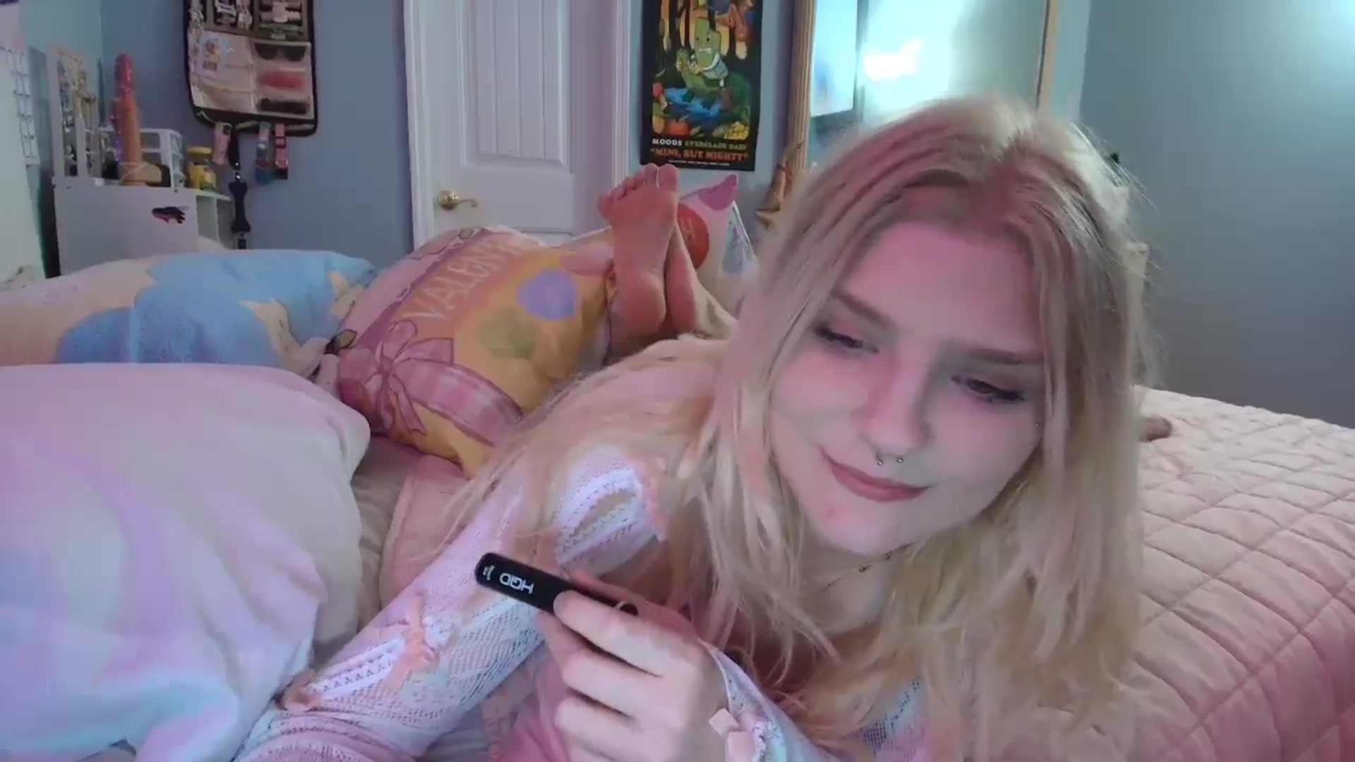 Gallery image thumbnail from DuckChan0's myfreecams stream on, 01/12/2025, 24:50 image 9 of 20