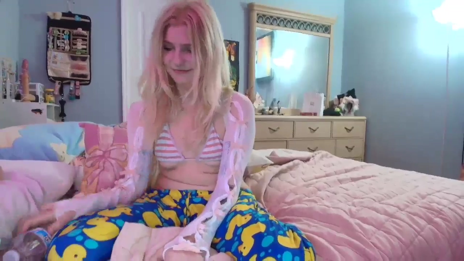 Gallery image thumbnail from DuckChan0's myfreecams stream on, 01/12/2025, 24:50 image 16 of 20