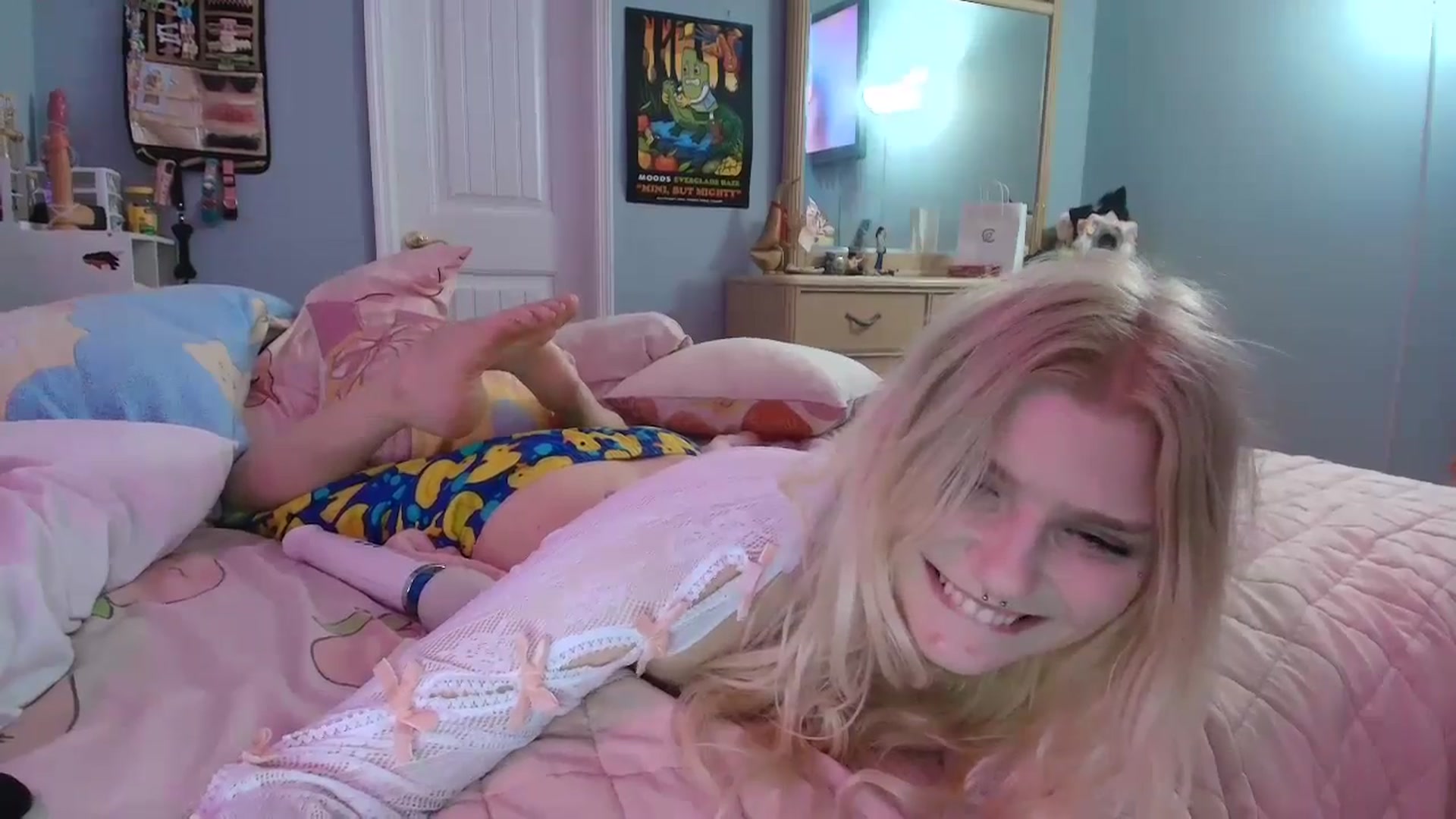 Gallery image thumbnail from DuckChan0's myfreecams stream on, 01/12/2025, 24:50 image 17 of 20