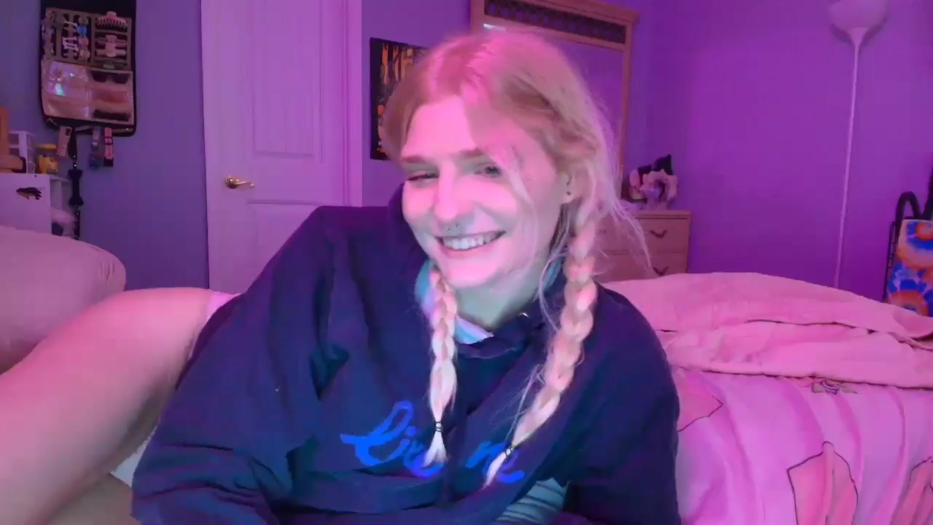 Gallery image thumbnail from DuckChan0's myfreecams stream on, 01/13/2025, 18:03 image 11 of 20