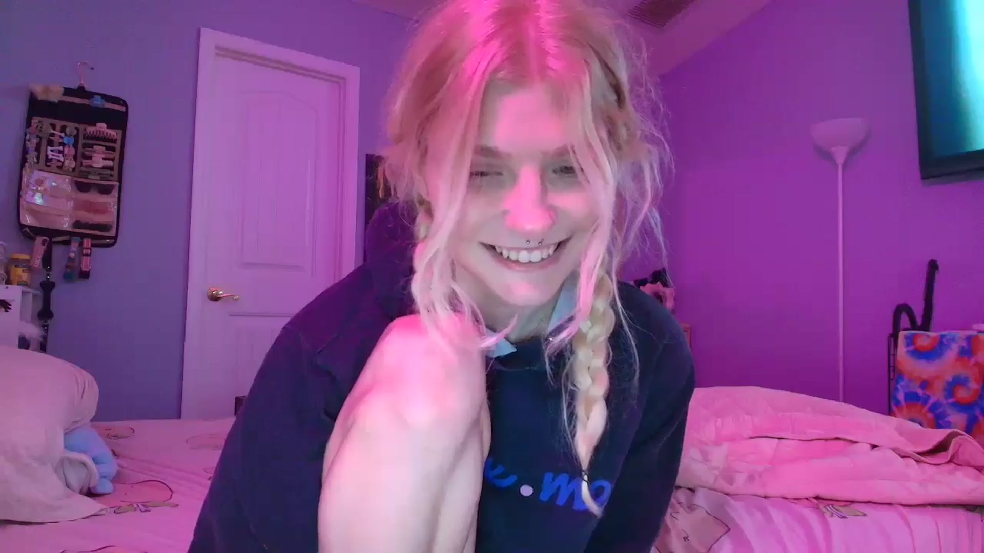 Gallery image thumbnail from DuckChan0's myfreecams stream on, 01/13/2025, 18:03 image 12 of 20