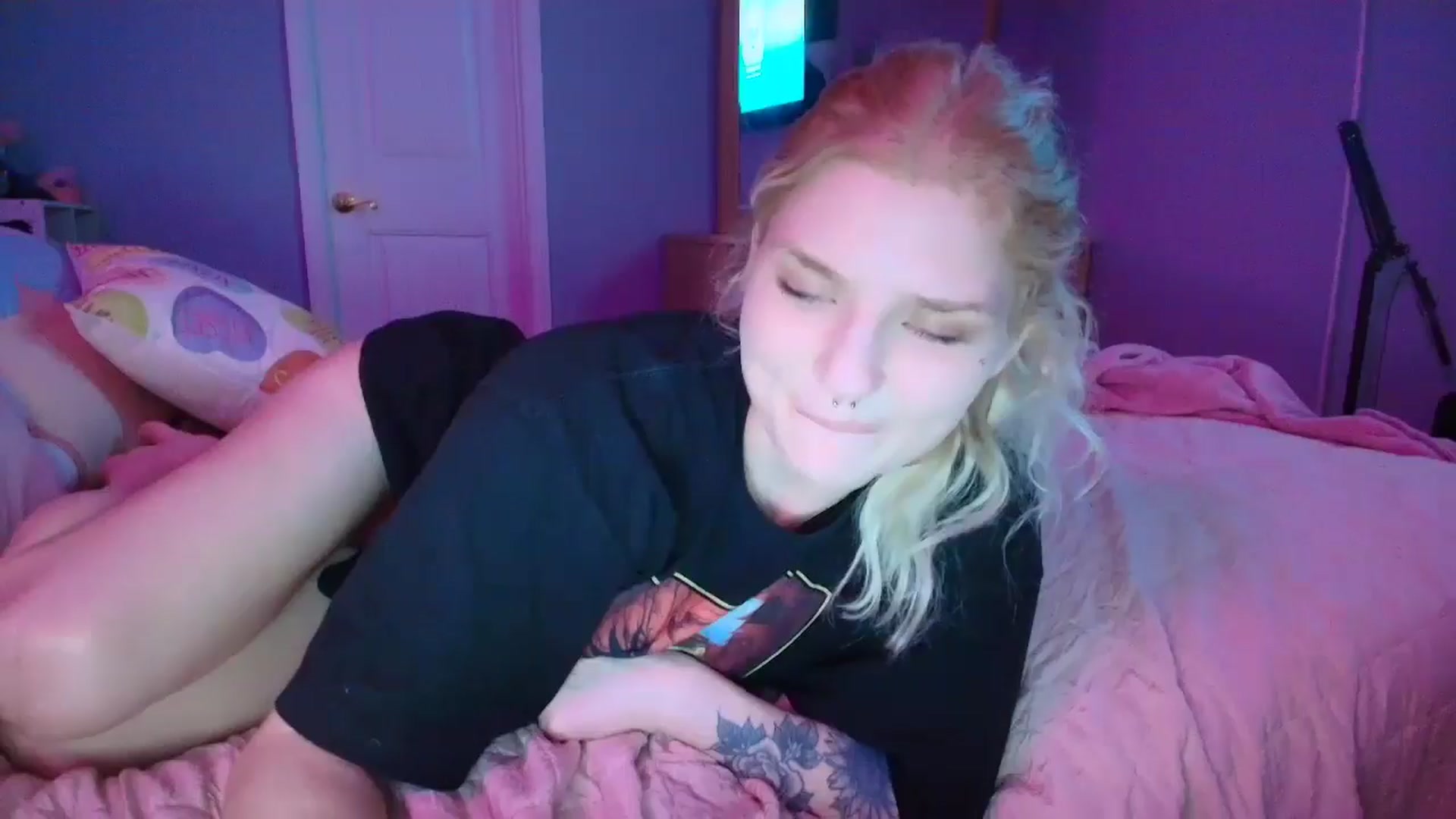 Gallery image thumbnail from DuckChan0's myfreecams stream on, 01/14/2025, 23:52 image 20 of 20