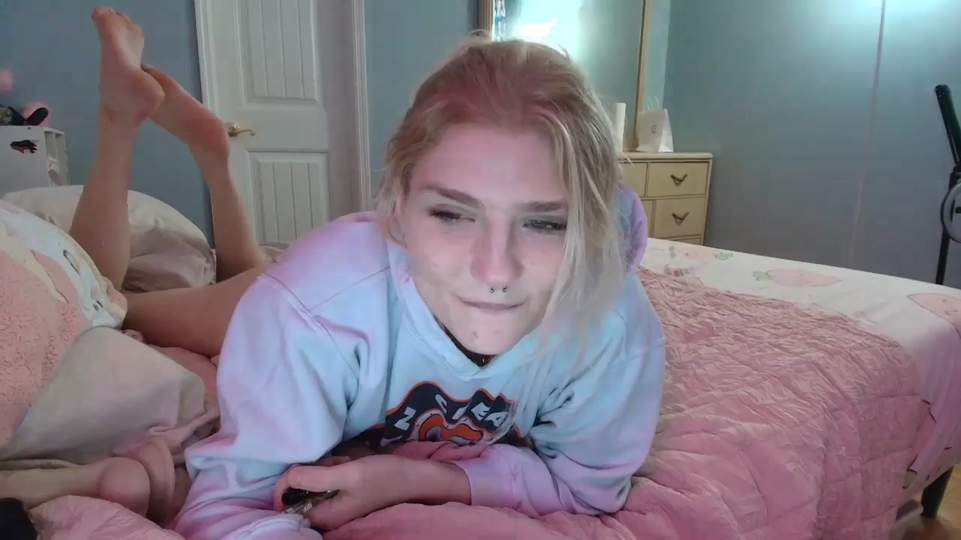 Gallery image thumbnail from DuckChan0's myfreecams stream on, 01/18/2025, 17:28 image 16 of 20