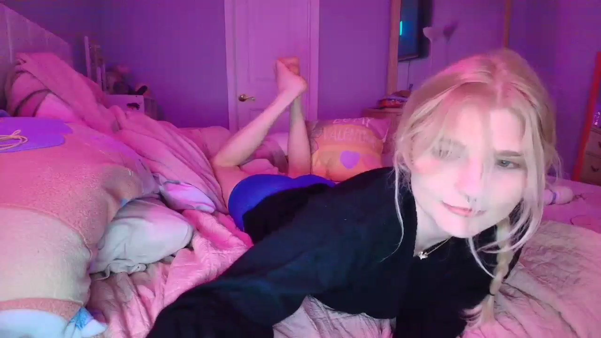 Gallery image thumbnail from DuckChan0's myfreecams stream on, 01/19/2025, 24:54 image 17 of 20