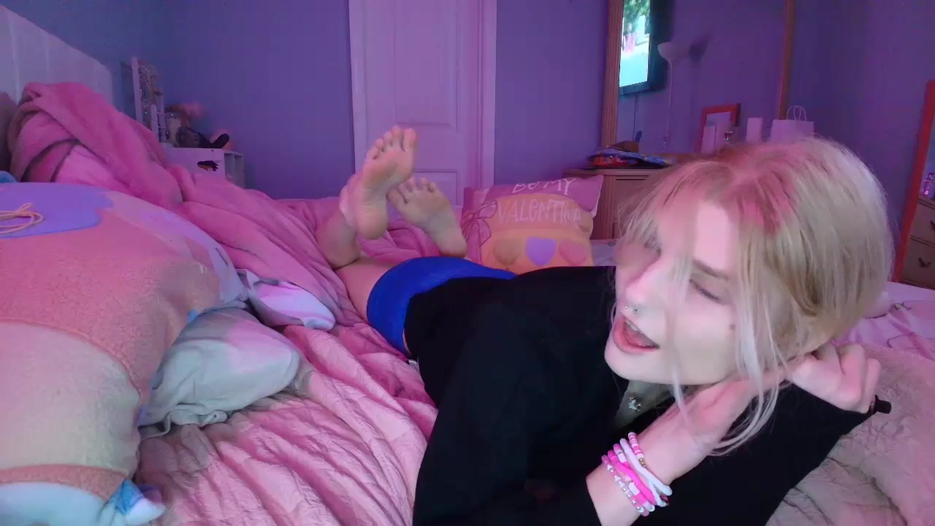 Gallery image thumbnail from DuckChan0's myfreecams stream on, 01/19/2025, 24:54 image 16 of 20