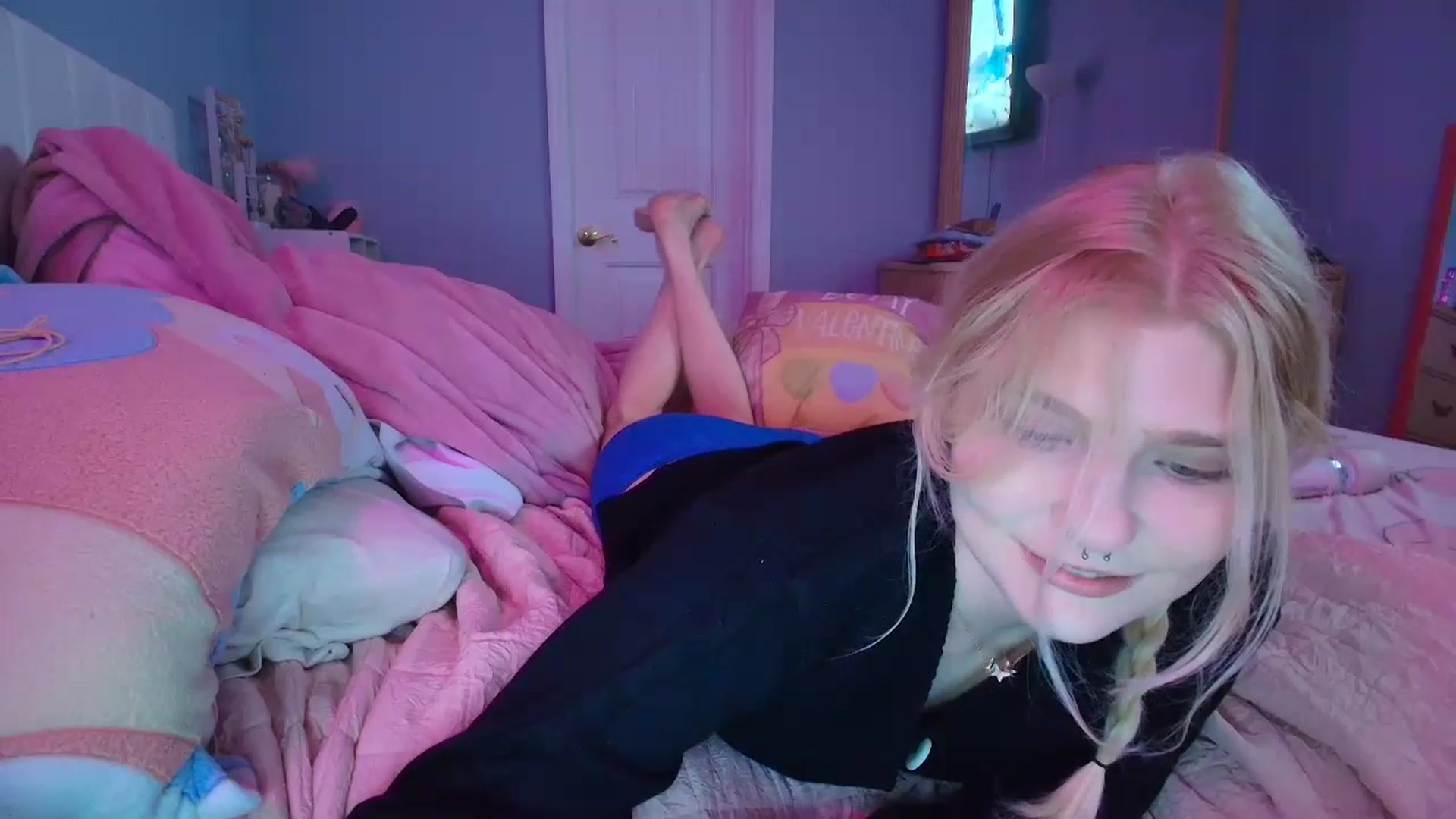 Gallery image thumbnail from DuckChan0's myfreecams stream on, 01/19/2025, 24:54 image 20 of 20