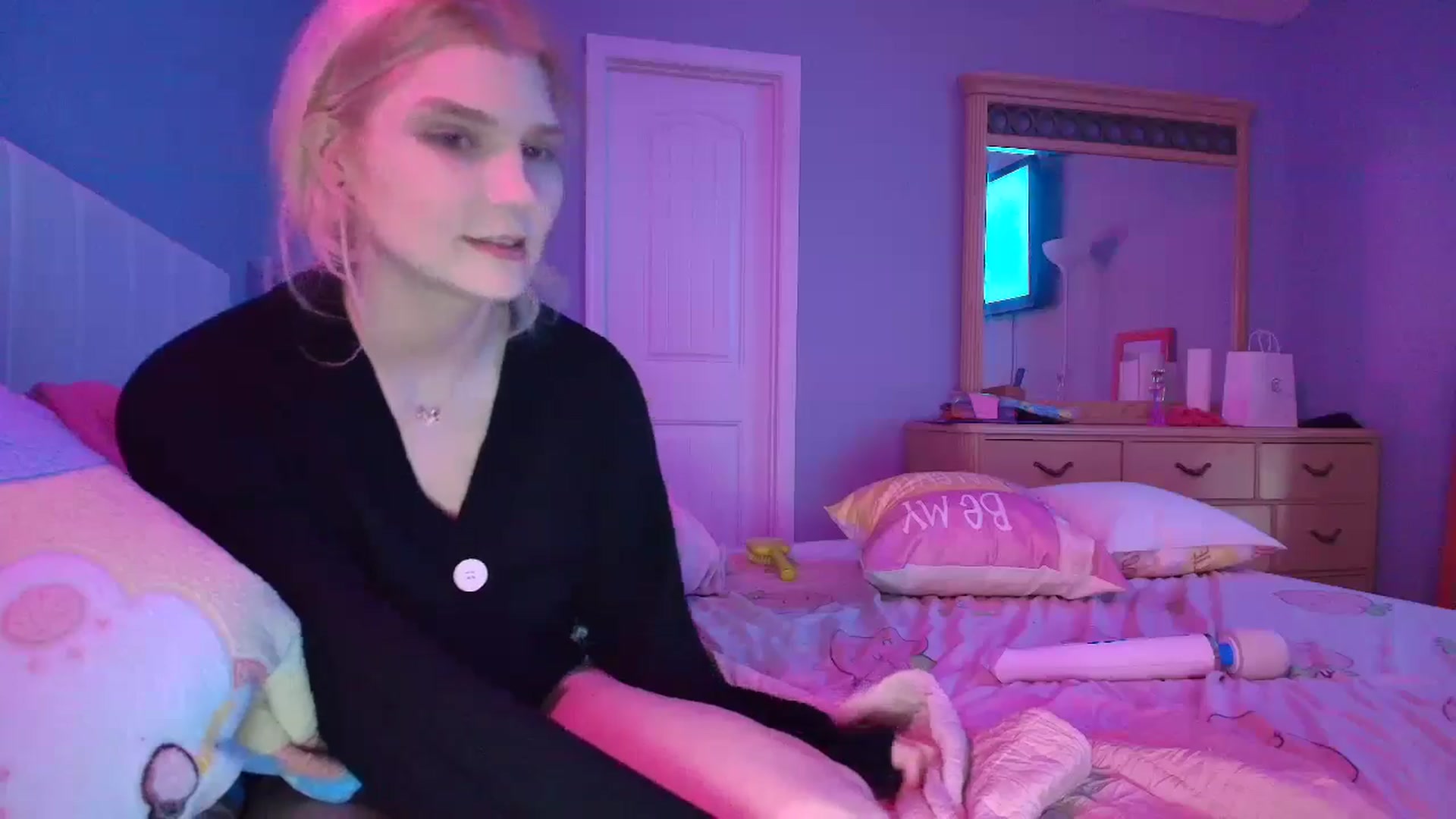 Gallery image thumbnail from DuckChan0's myfreecams stream on, 01/19/2025, 02:01 image 15 of 20