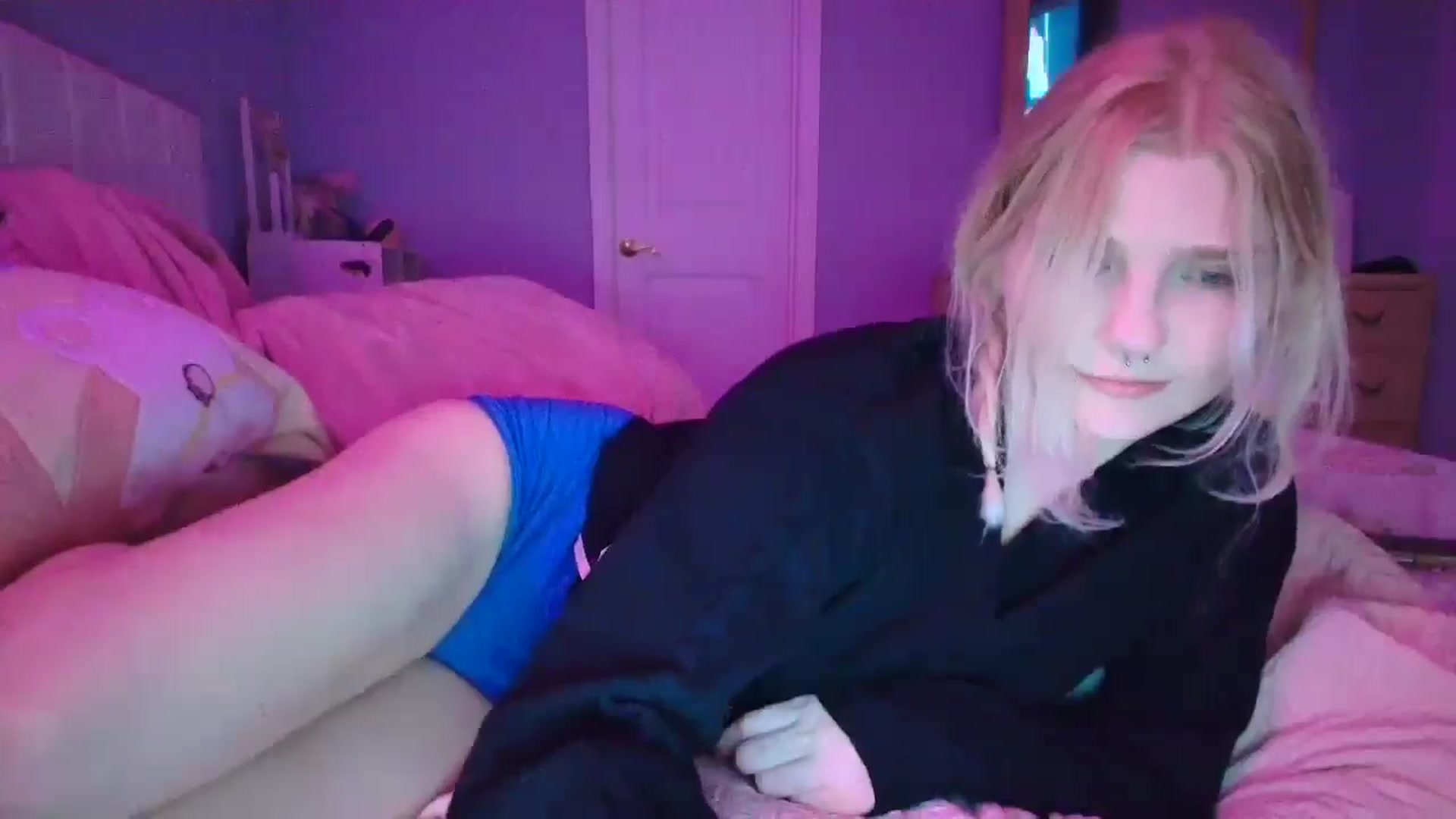 Gallery image thumbnail from DuckChan0's myfreecams stream on, 01/19/2025, 02:01 image 10 of 20
