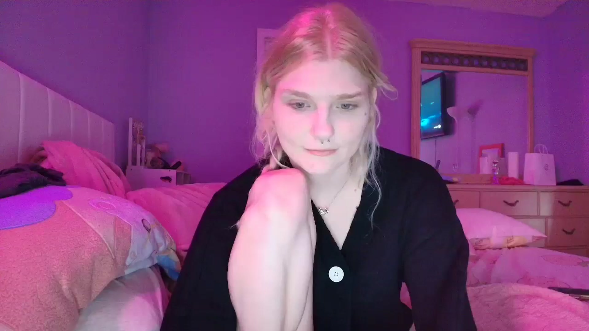 Gallery image thumbnail from DuckChan0's myfreecams stream on, 01/19/2025, 02:01 image 5 of 20