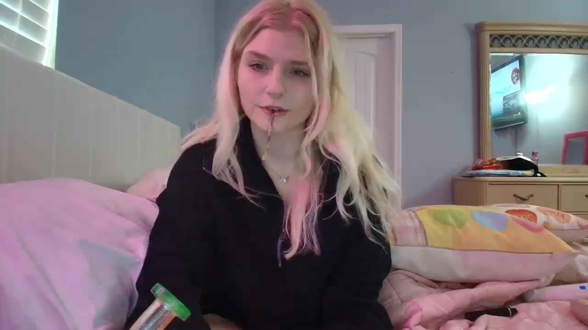 Gallery image thumbnail from DuckChan0's myfreecams stream on, 01/19/2025, 16:00 image 10 of 20