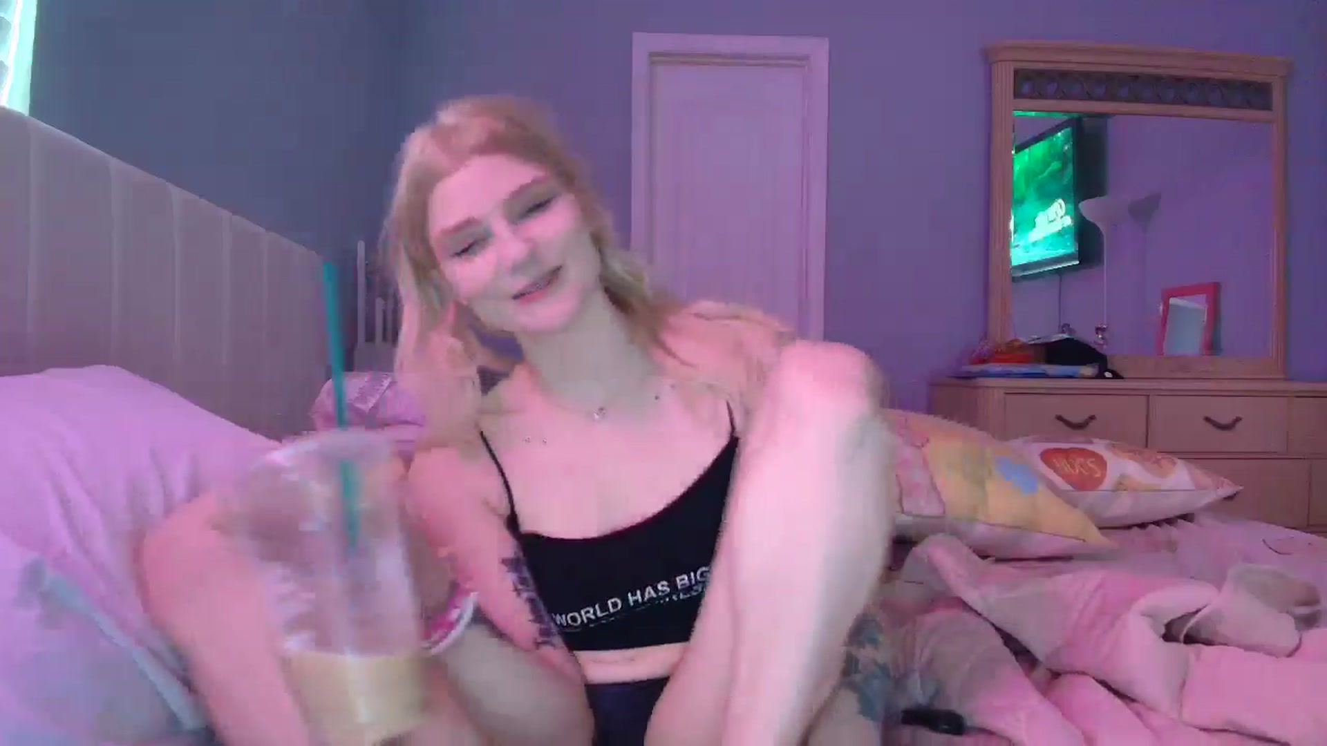 Gallery image thumbnail from DuckChan0's myfreecams stream on, 01/19/2025, 16:37 image 18 of 20