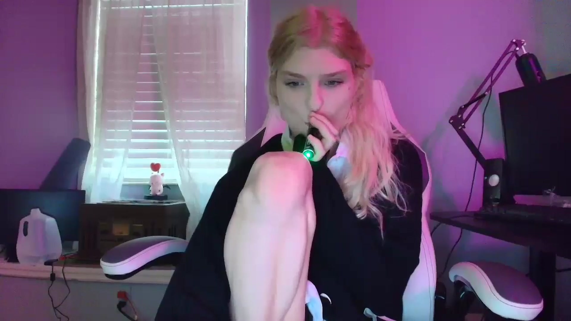 Gallery image thumbnail from DuckChan0's myfreecams stream on, 01/21/2025, 16:51 image 18 of 20