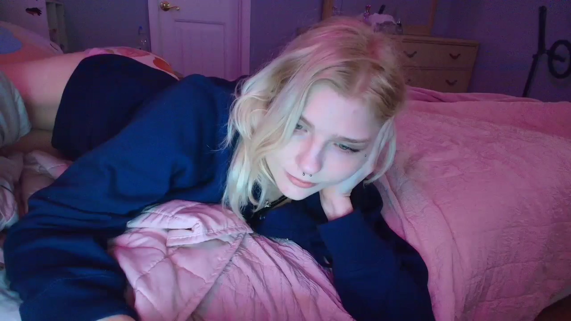 Gallery image thumbnail from DuckChan0's myfreecams stream on, 01/22/2025, 15:22 image 15 of 20