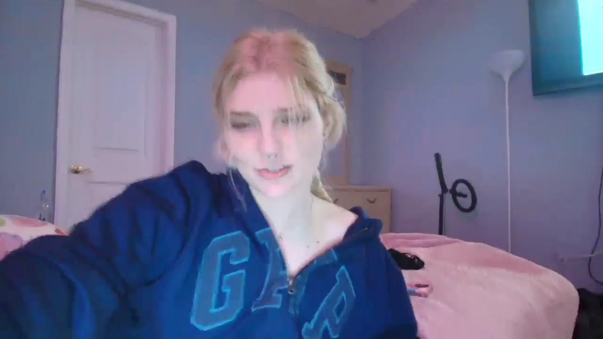 Gallery image thumbnail from DuckChan0's myfreecams stream on, 01/22/2025, 17:21 image 14 of 20