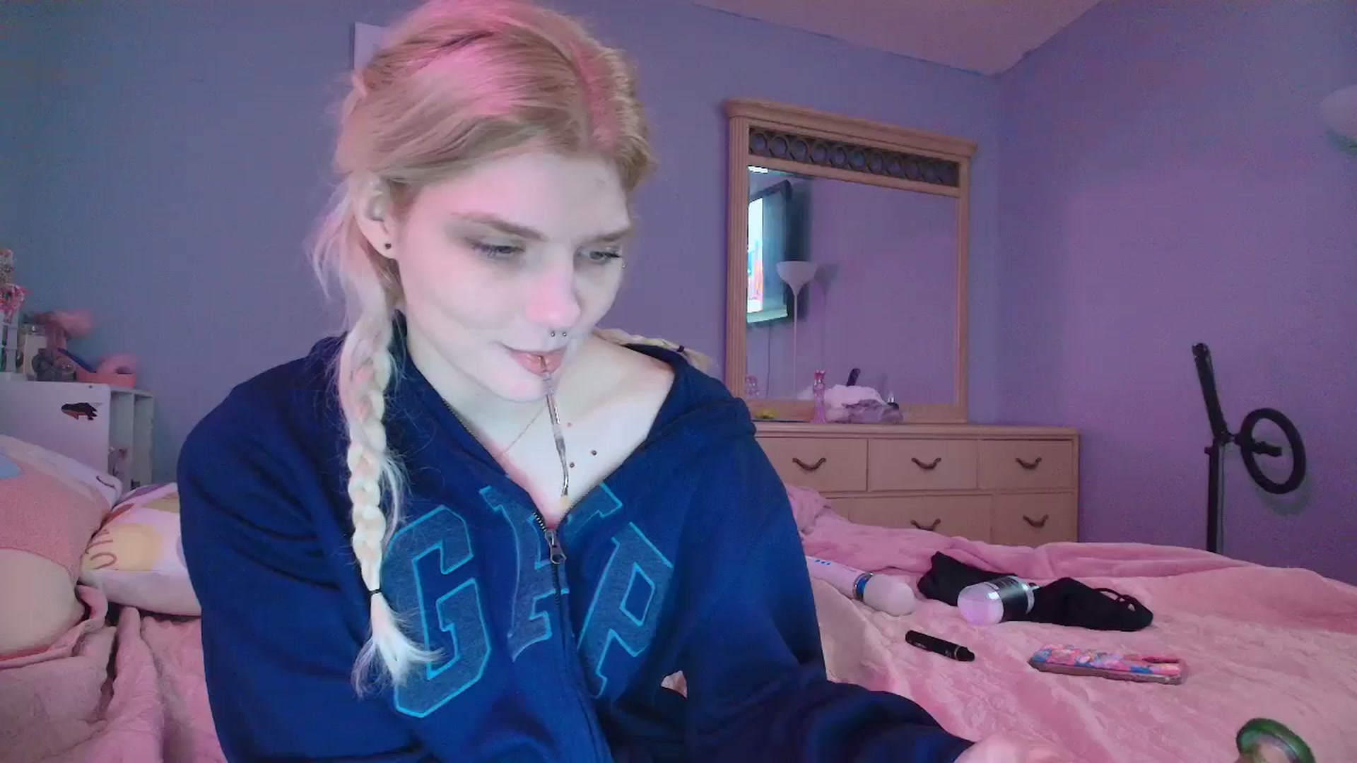 Gallery image thumbnail from DuckChan0's myfreecams stream on, 01/22/2025, 17:21 image 12 of 20
