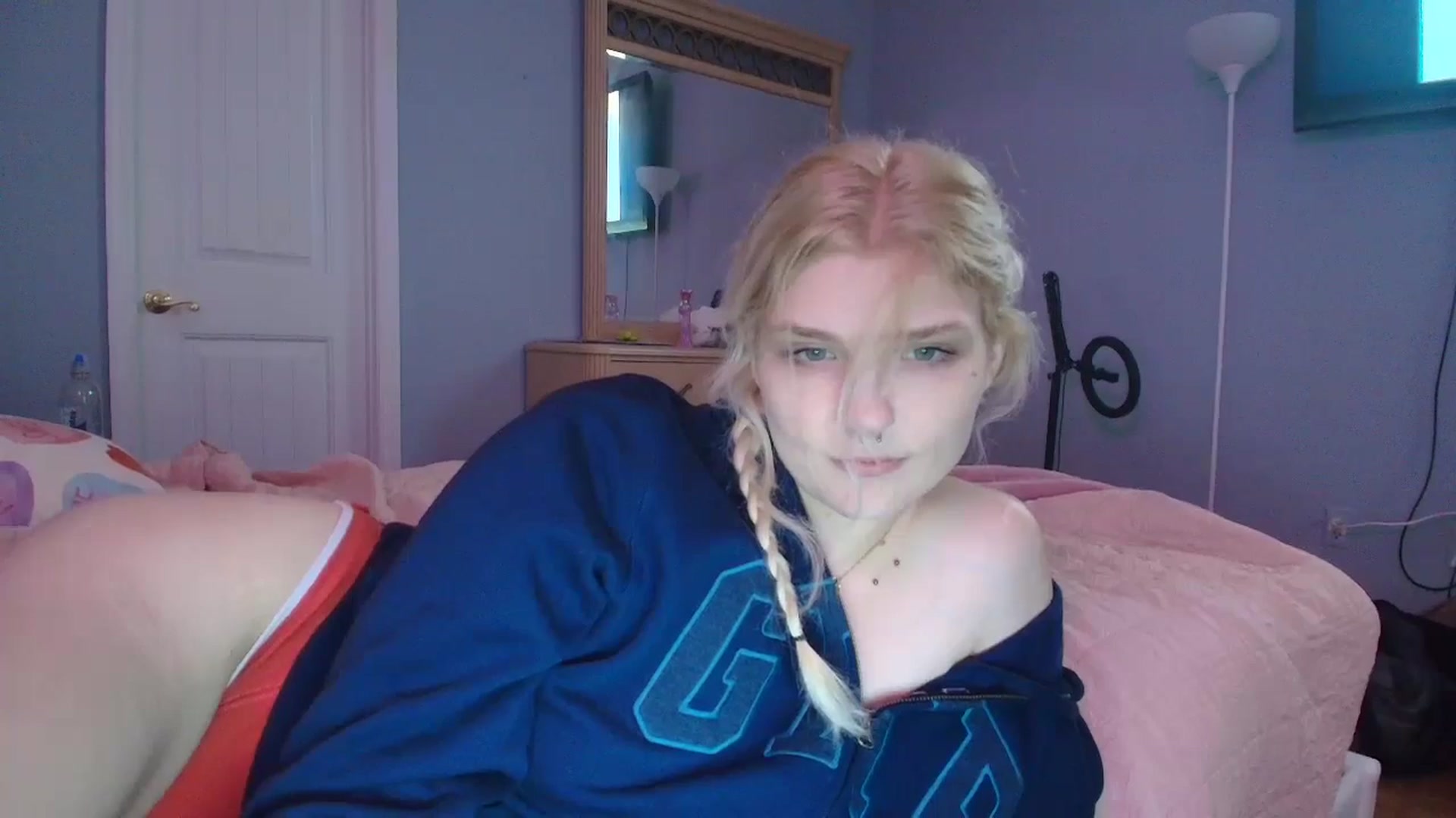 Gallery image thumbnail from DuckChan0's myfreecams stream on, 01/22/2025, 17:21 image 15 of 20