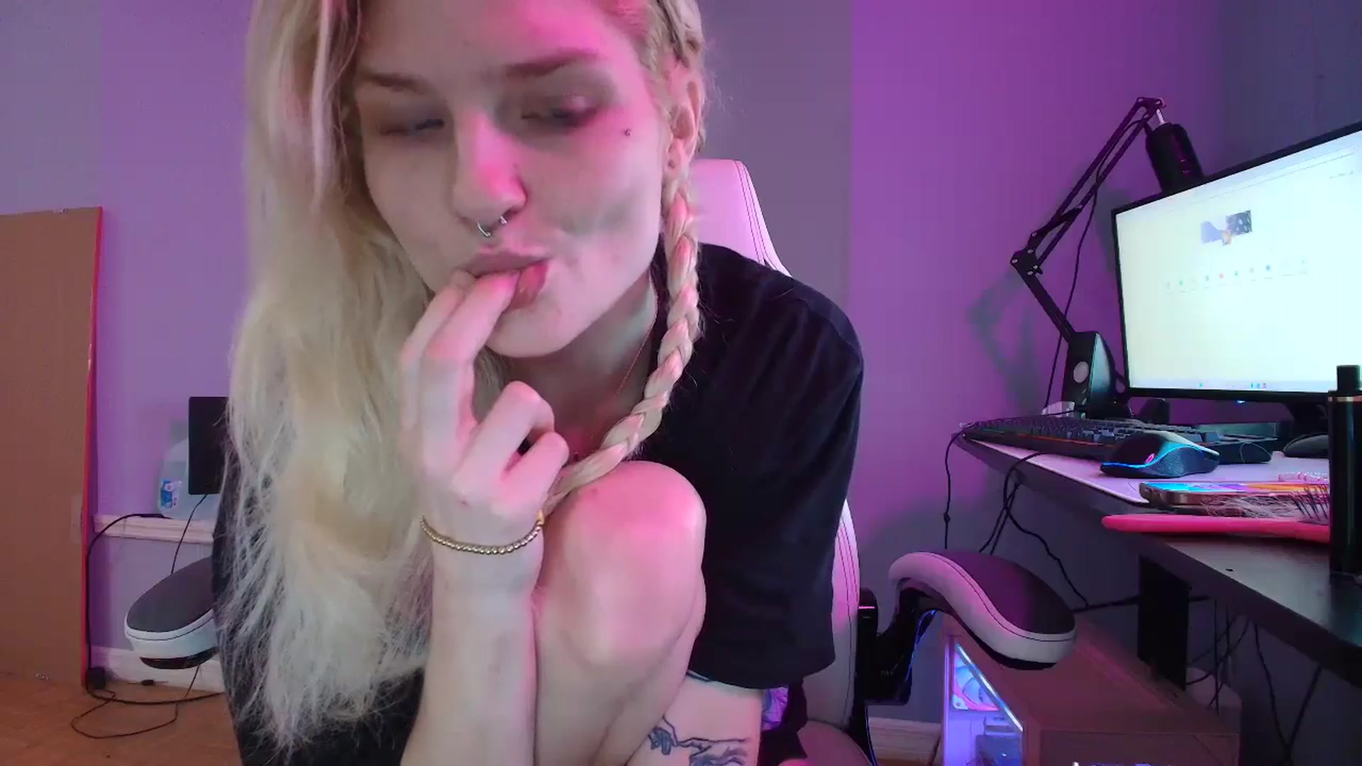 Gallery image thumbnail from DuckChan0's myfreecams stream on, 01/23/2025, 14:15 image 10 of 20