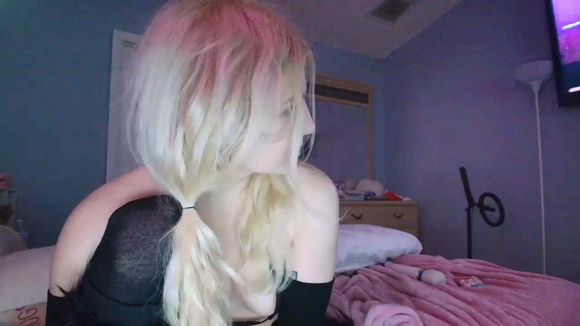 Gallery image thumbnail from DuckChan0's myfreecams stream on, 01/25/2025, 17:00 image 14 of 20