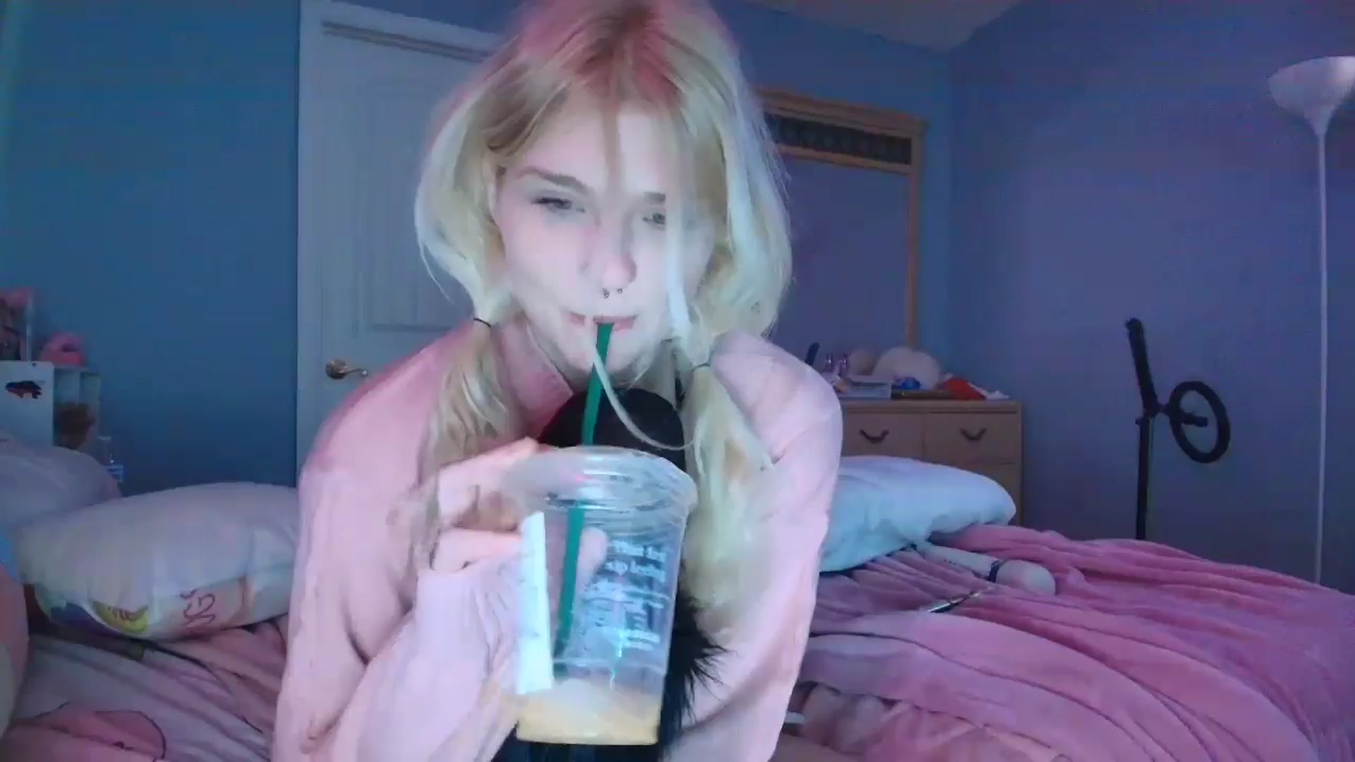 Gallery image thumbnail from DuckChan0's myfreecams stream on, 01/25/2025, 17:16 image 12 of 20
