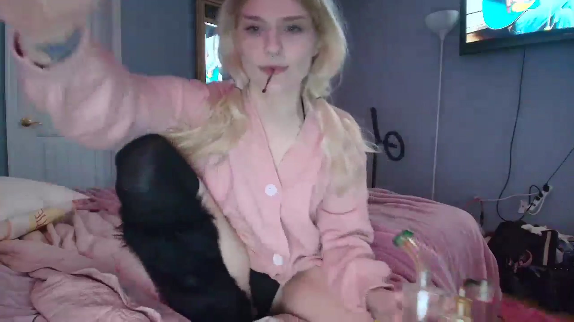 Gallery image thumbnail from DuckChan0's myfreecams stream on, 01/25/2025, 17:16 image 3 of 20