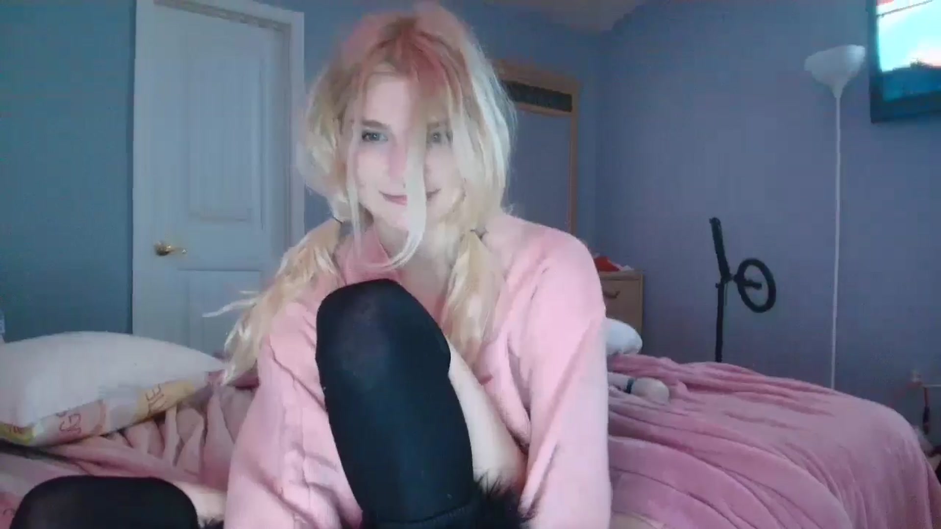 Gallery image thumbnail from DuckChan0's myfreecams stream on, 01/25/2025, 17:16 image 7 of 20