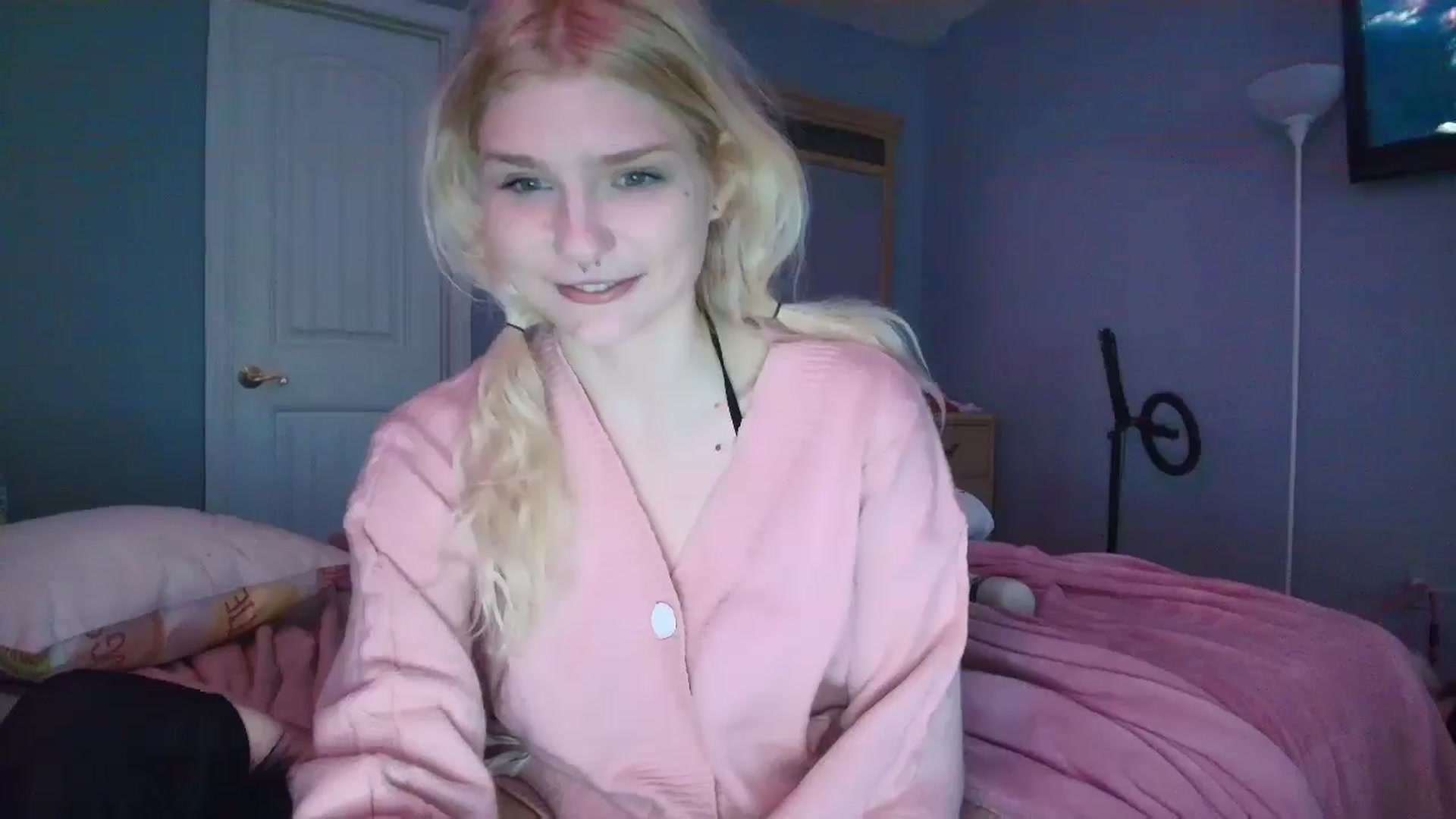 Gallery image thumbnail from DuckChan0's myfreecams stream on, 01/25/2025, 17:16 image 8 of 20
