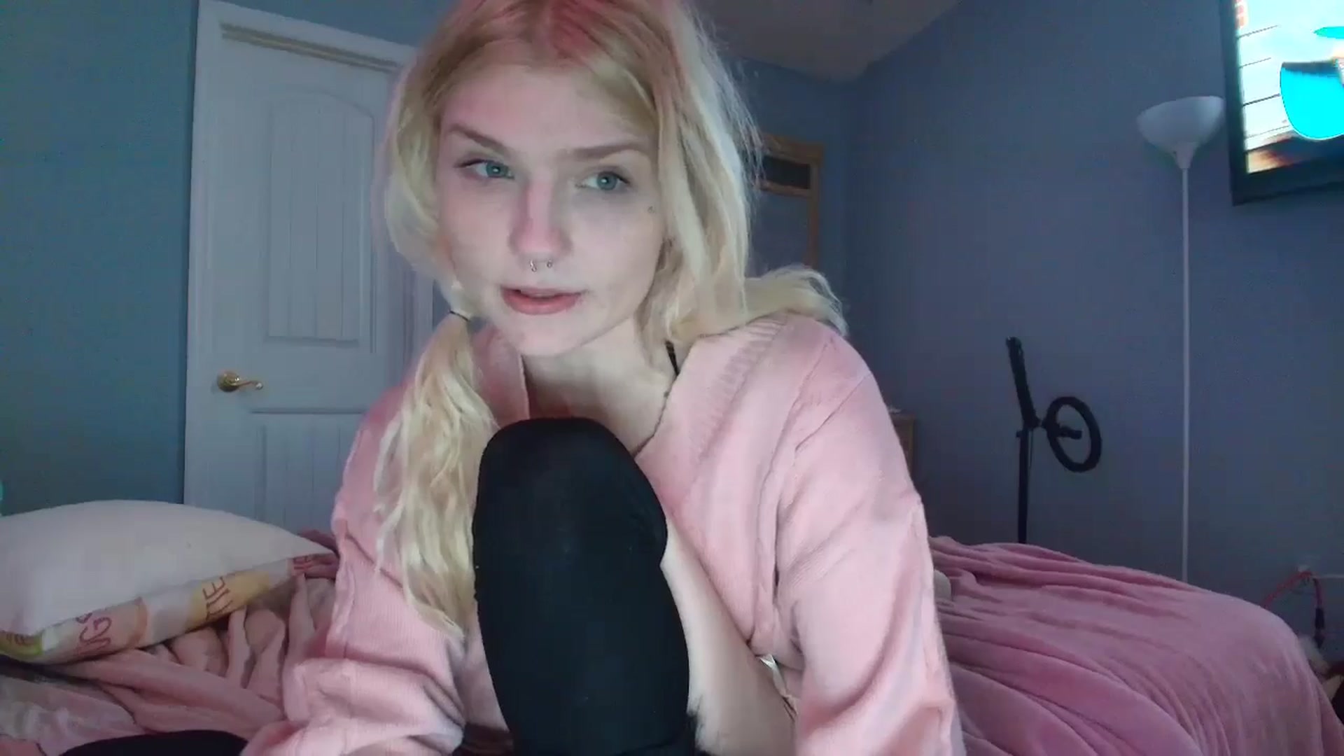 Gallery image thumbnail from DuckChan0's myfreecams stream on, 01/25/2025, 17:16 image 5 of 20