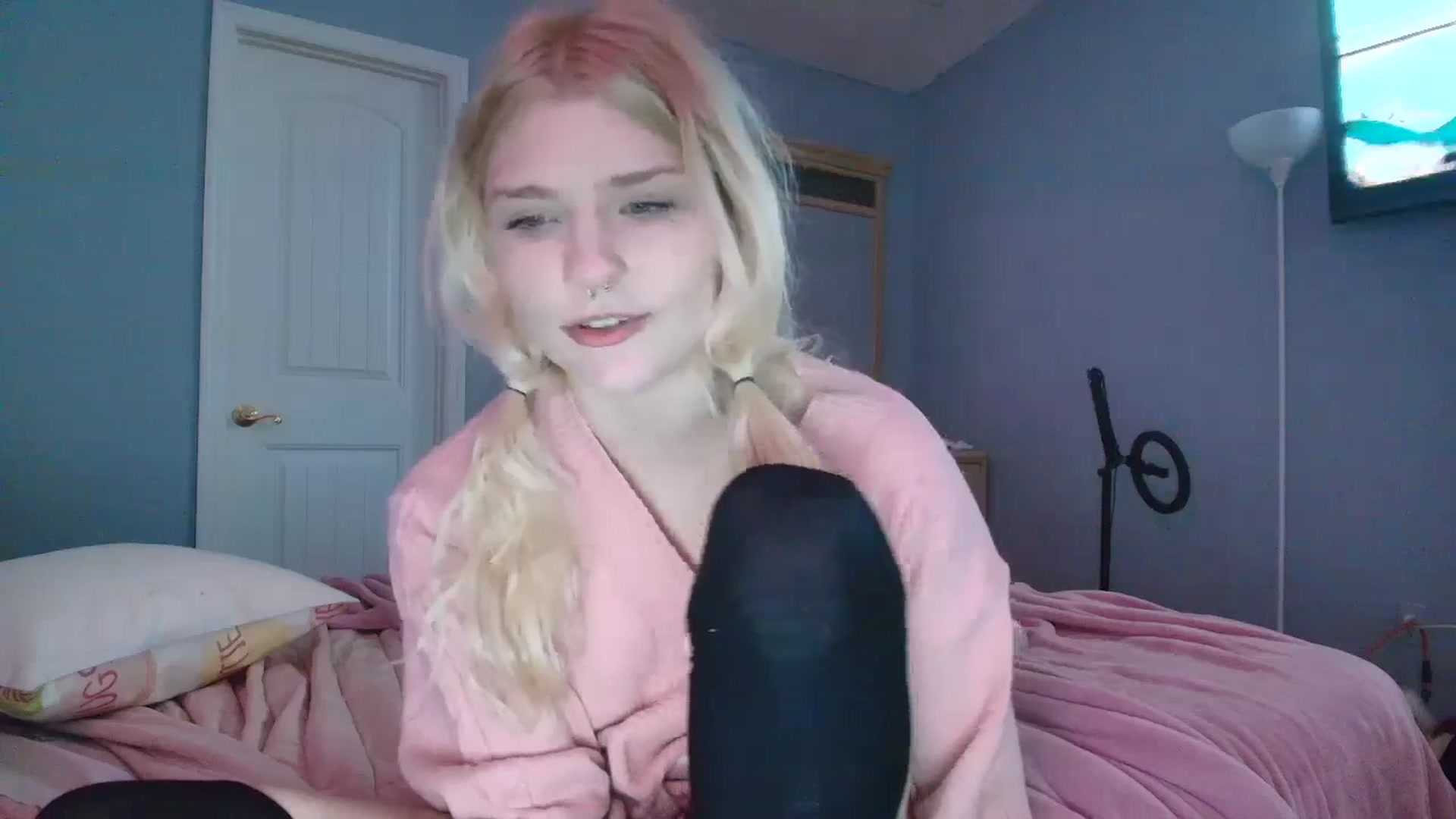Gallery image thumbnail from DuckChan0's myfreecams stream on, 01/25/2025, 17:16 image 6 of 20