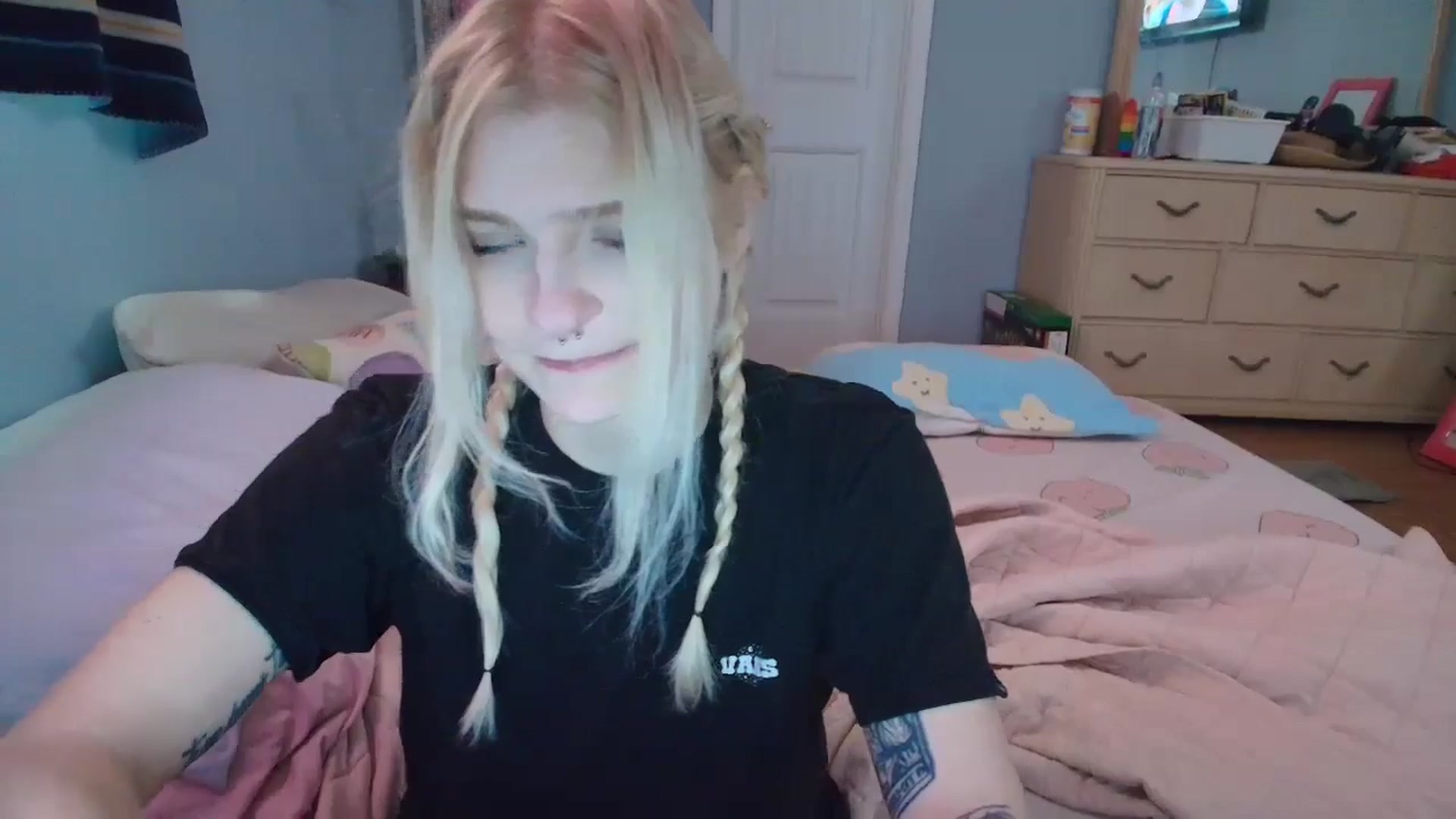 Gallery image thumbnail from DuckChan0's myfreecams stream on, 01/27/2025, 16:36 image 5 of 20