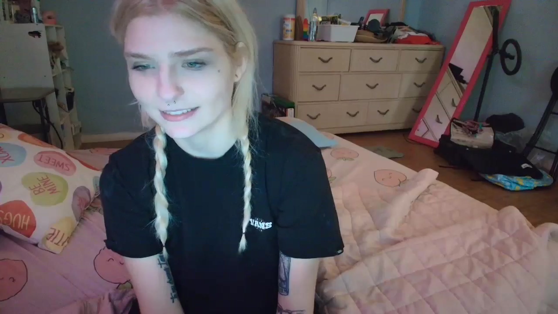 Gallery image thumbnail from DuckChan0's myfreecams stream on, 01/27/2025, 16:36 image 14 of 20