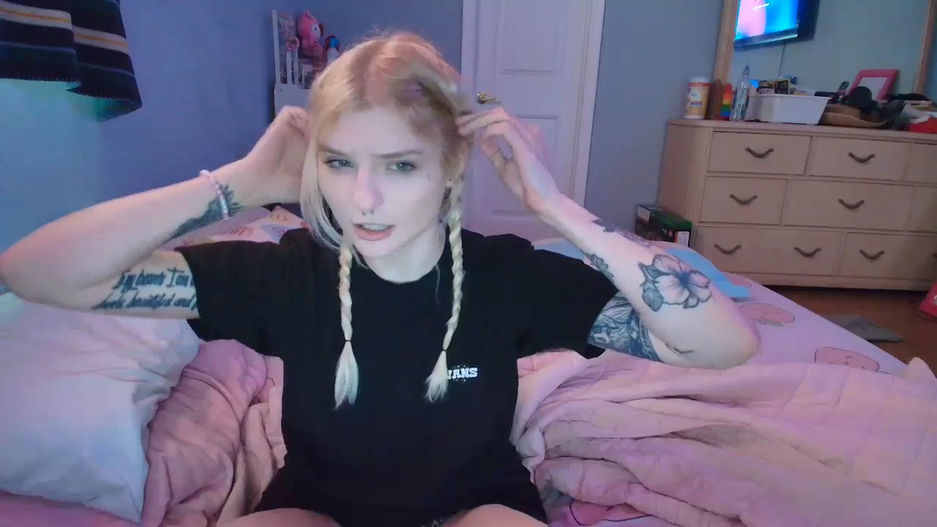 Gallery image thumbnail from DuckChan0's myfreecams stream on, 01/27/2025, 16:36 image 3 of 20