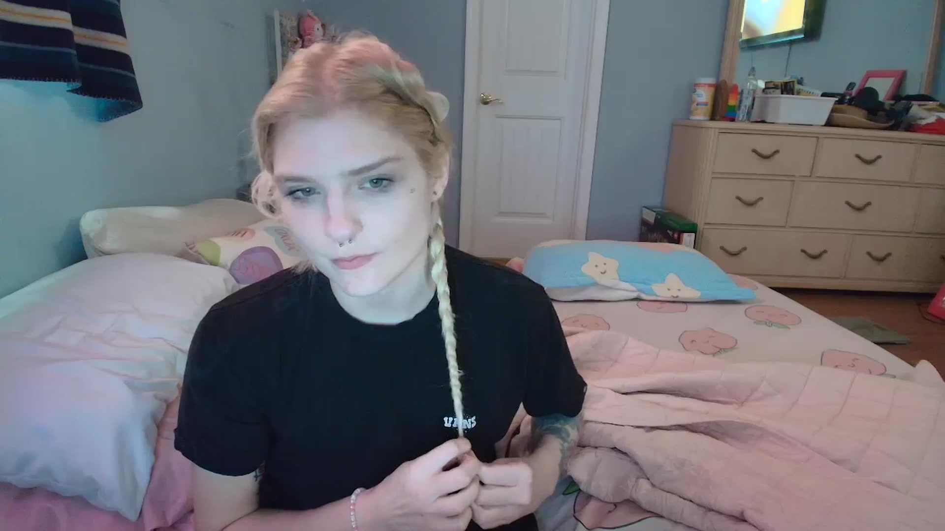 Gallery image thumbnail from DuckChan0's myfreecams stream on, 01/27/2025, 16:36 image 2 of 20