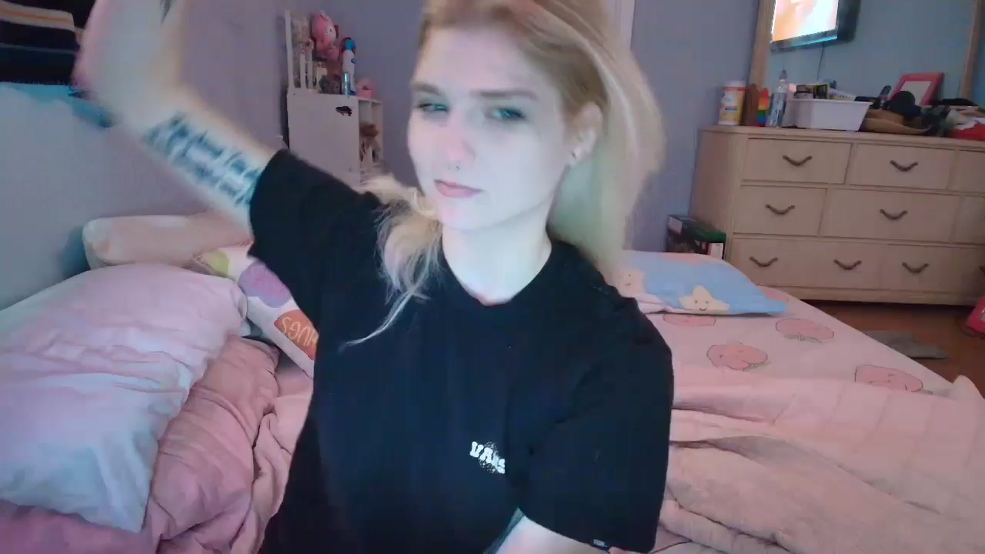 Gallery image thumbnail from DuckChan0's myfreecams stream on, 01/27/2025, 16:36 image 1 of 20