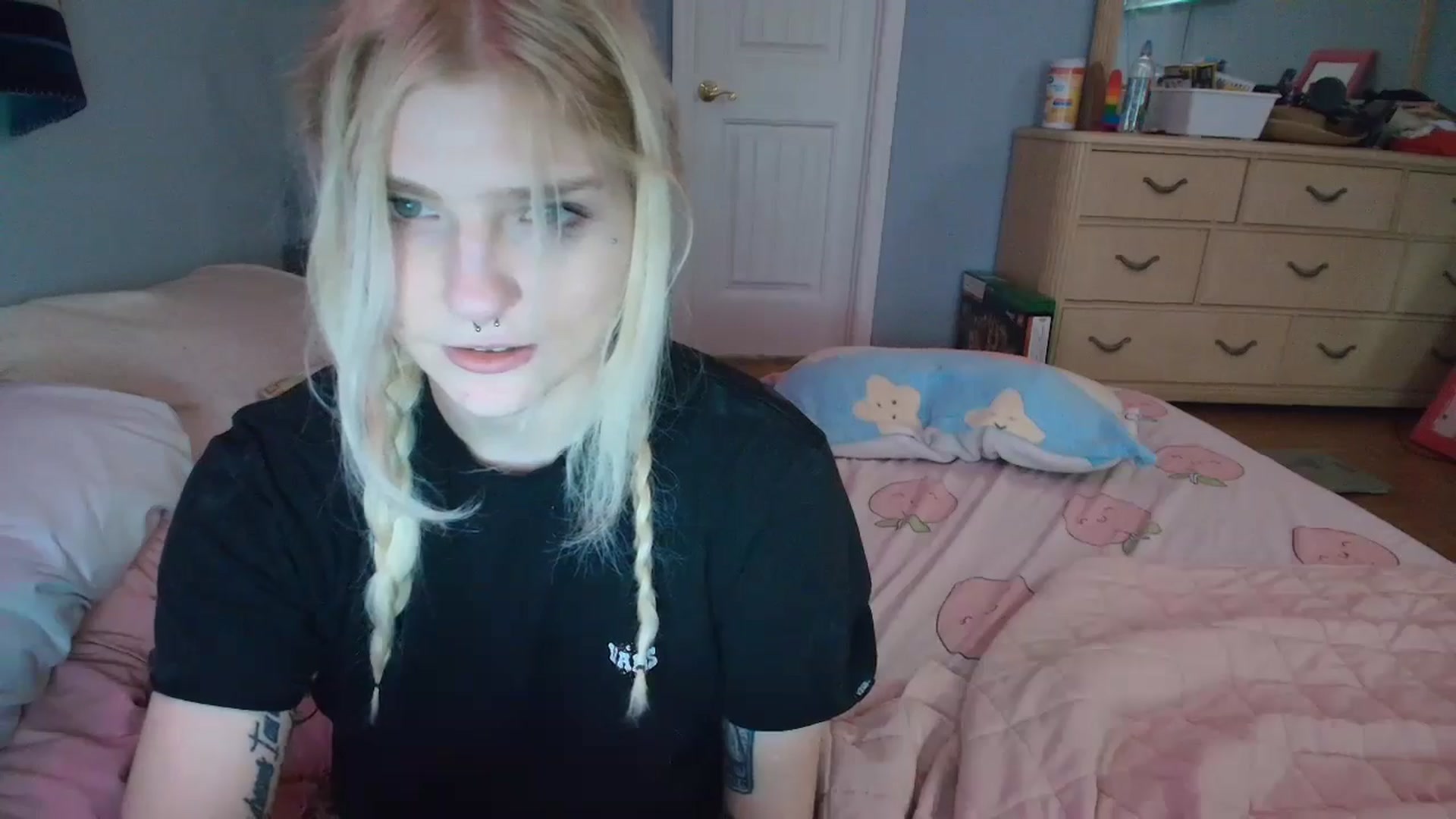 Gallery image thumbnail from DuckChan0's myfreecams stream on, 01/27/2025, 16:36 image 17 of 20