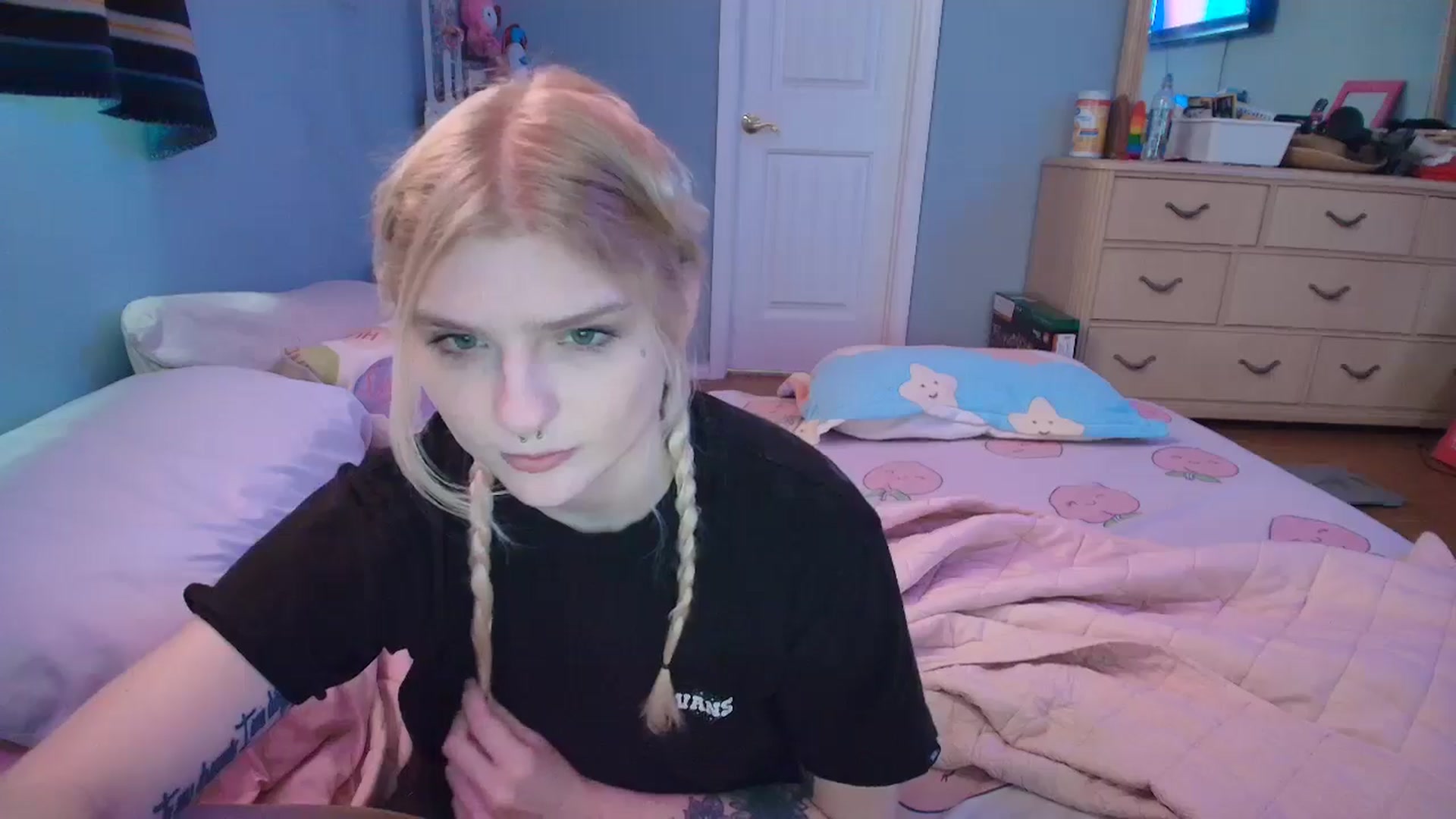 Gallery image thumbnail from DuckChan0's myfreecams stream on, 01/27/2025, 16:36 image 4 of 20